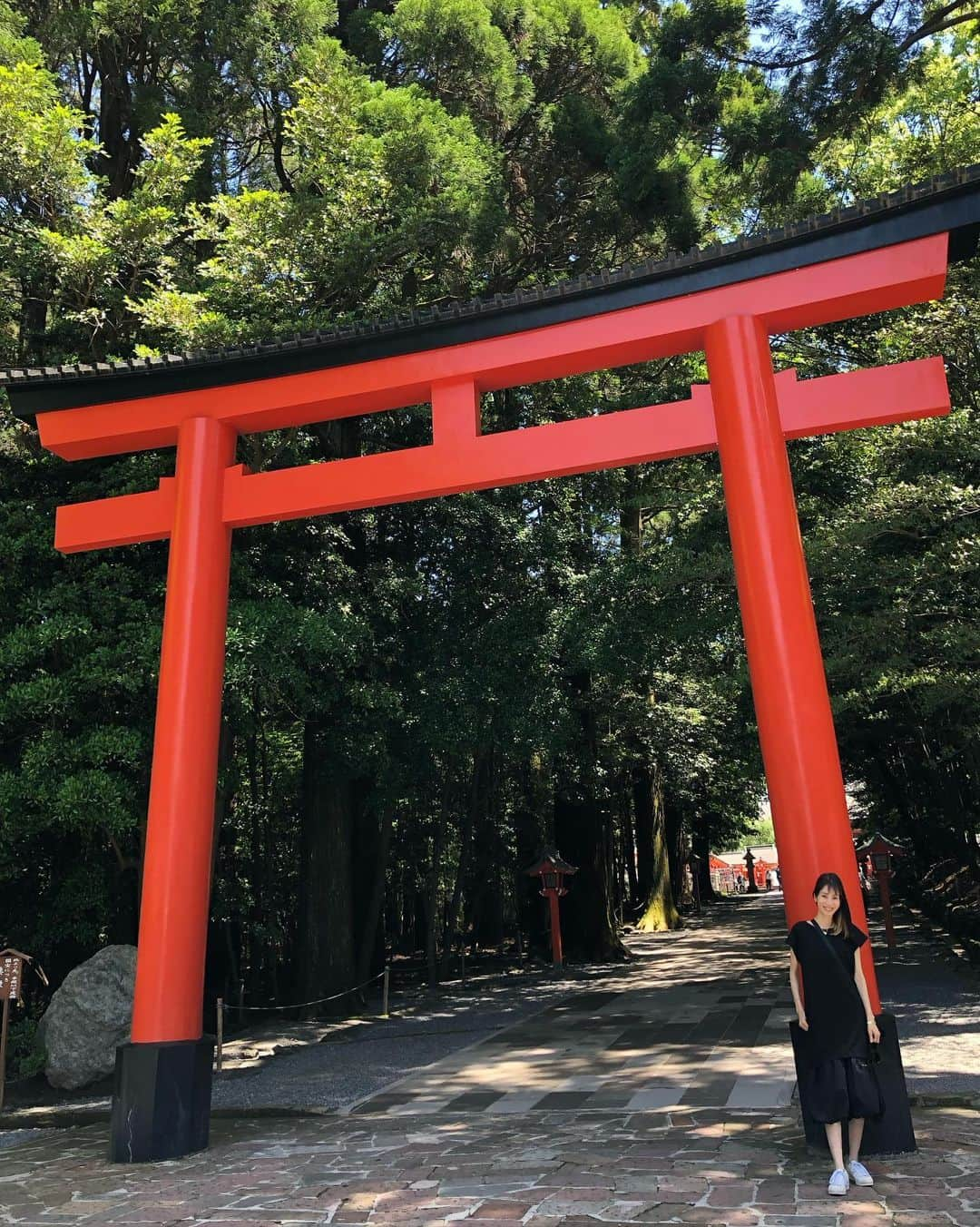 佐藤弥生さんのインスタグラム写真 - (佐藤弥生Instagram)「🏝️ 鹿児島旅行2日目　☀️26℃ 宿近くの湯の滝♨️丸尾滝へ 滝の水量が凄い！！温泉の滝なんですって！ 🌿新緑の霧島温泉郷をドライブしながら 国宝⛩️霧島神宮へ 空気が違う〜✨ 清々しい気分になりました  霧島温泉郷 とっても良くてまたゆっくり行きたいね😆と家族で話しています♪  あまり見えてませんが 🖤黒ワンピ @elendeek  @yukawatanabe_hanabo  🖤hat @wakanozawa  @newerajapan  #鹿児島#鹿児島旅行#霧島温泉#霧島神宮#国宝霧島神宮#丸尾滝」5月13日 16時08分 - yayoyayo_s