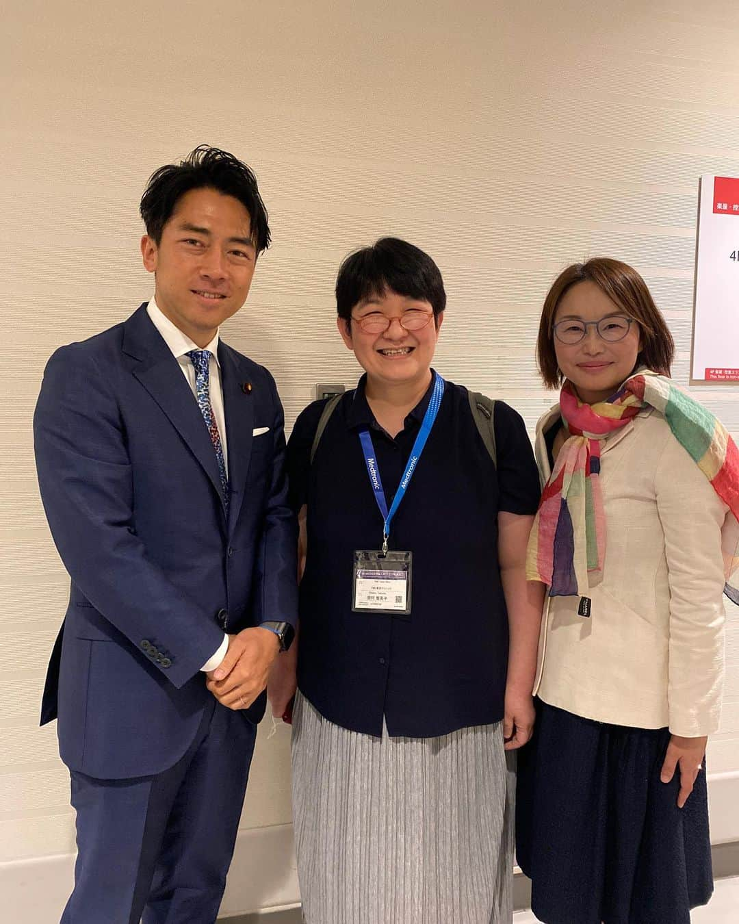 小泉進次郎のインスタグラム：「日本産科婦人科学会で講演。  約1500人＋オンライン参加の規模で産婦人科の医師・関係者の皆さんと向き合うのは中々痺れる講演でした（参加して頂いた方々にはコメントでご感想を頂ければ嬉しいです）。  横須賀の後藤産婦人科医院の後藤院長がきっかけで実現し、講演後には宗美玄（そんみひょん）さんも感想を言いに来てくれたり、ご縁に感謝の貴重な機会でした。  出産の立ち会いや育休など、子育て経験に基づく話に対して参加した産科医の先生方からも質問を頂き有意義な時間になりました。 ありがとうございました！  #日本産科婦人科学会 #学術講演会 #出産 #立ち会い #育休 #男性育休 #後藤産婦人科医院 #宗美玄」