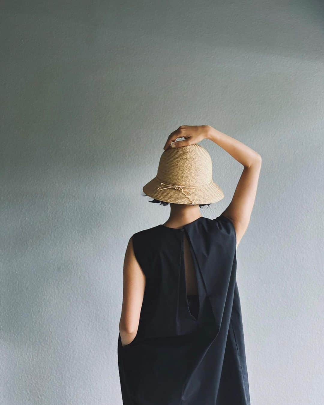 安藤沙耶香さんのインスタグラム写真 - (安藤沙耶香Instagram)「いつもDMいただく 帽子のお話  今季わたしがいつもコーデで使っているものはほとんどタイで買い付けたもの👒✨  フィッティング会ではお出しするつもりなのですが本当に少量で🙏  みなさんにもご紹介できるかわい子ちゃんないかなぁとアンテナ貼っていたら  ナイスタイミングで 大好きな @helen_kaminski  のコレクションをフィッティングさせてもらえることになり‥♡  わたしは即決でこちらをチョイス 【VelenceのNaturalというカラーです♡】  色、形、つばの長さ もう全部かわいくて めちゃくちゃお気に入り✌️  Nalaのロンパースにもピッタリでした〜  #helenkaminski  #ヘレンカミンスキー #pr  📍梅田阪急POPUP 5/24〜5/30」5月13日 16時11分 - sayaka_nala