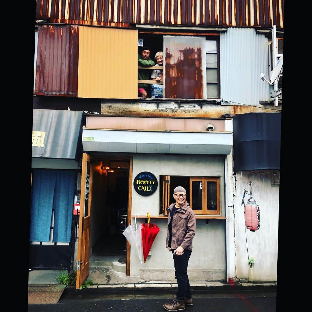 MONKYのインスタグラム：「今日からCOSMIC JUNGLE feat.椎名純平で2days  雨上がりの北千住、心地よい。  北千住Booty Calv @musicbarbooty_call   お楽しみにいらっしゃいませ♬  明日は横浜ドゥビドゥバーで19時からやるよー！ @dobedobar_asobuild   乾杯しましょ♬  ５月１３日（土）  COSMIC JUNGLE feat.椎名純平『昭和歌謡＆JAZZ』 Live at 北千住 BOOTY CALL  ●北千住 Music bar BOOTY CALL（東京都足立区千住柳町1-9）  ●OPEN 19:00 START 20:00 (2set)  ●charge 投げ銭  ●出演 『COSMIC JUNGLE feat. 椎名純平』 MONKY（Sax） 岩井ロングセラー（Organ） TOMOHIKO HEVYLOOPER（Bass）  Guest Vocal:  椎名純平   ●JAZZYでGROOVYなSax奏者 MONKY、そしてFATなGROOVEが魅力のベーシスト、TOMOHIKO a.k.a HEAVYLOOPER、ReggaeにSkaにExoticなbeat職人、オルガンの岩井ロングセラーによるCOSMIC JUNGLE。 そんな３人に個性豊かなシンガーを迎えて、昭和歌謡やJAZZの名曲をGroovyなアレンジでお送りするCOSMIC JUNGLE。 今回のゲストボーカルは魂震える歌声！椎名純平が登場♪♪  ●予約・お問い合わせ Music bar BOOTY CALL 090-4011-6766 https://onl.la/QuKYYpd  facebookイベントページ https://fb.me/e/3yy4gk7bi」
