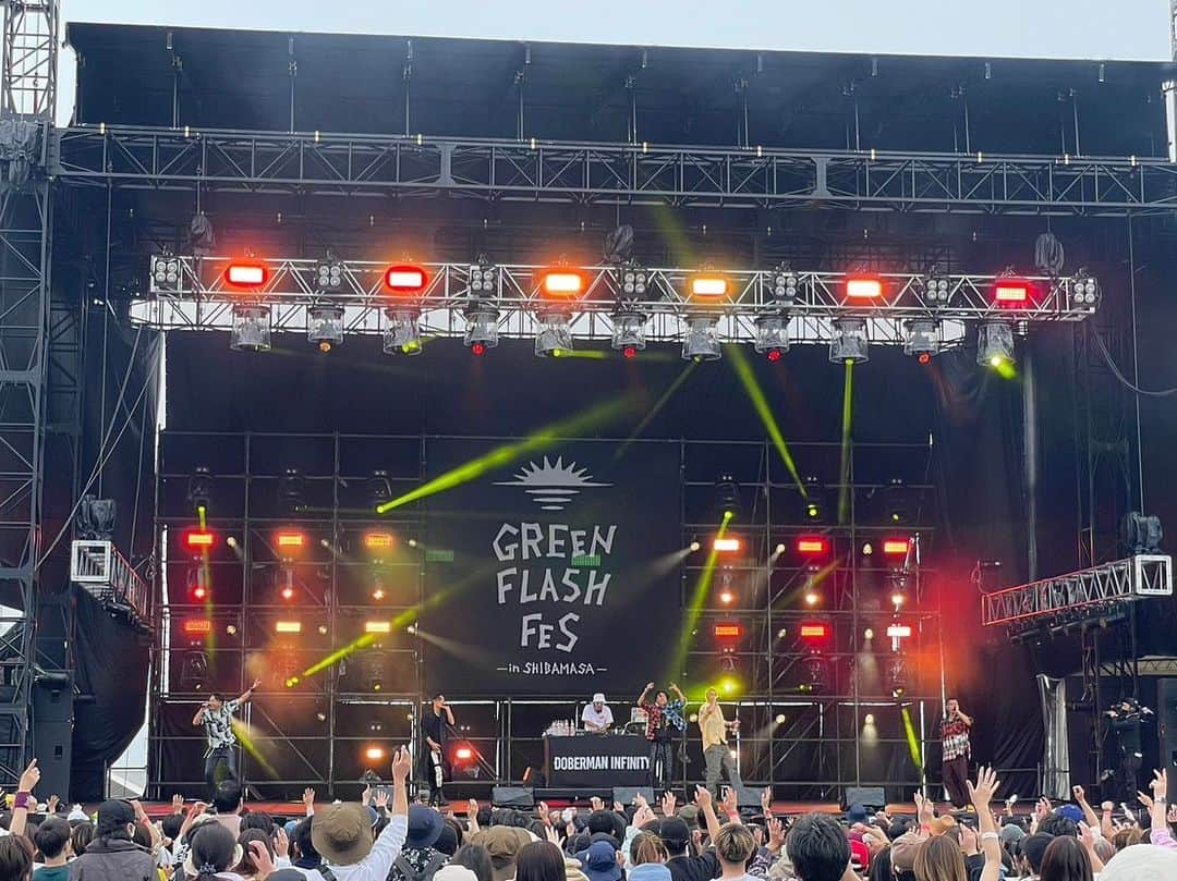 GSのインスタグラム：「🎤🌊🔥  GREEN FLASH FES '23  マジ楽しかった！ ホント会場のみんなが一緒に騒いでくれて嬉しかったし めちゃくちゃ感動した🥺  改めてありがとうございました！ またみんなで騒げる日を楽しみにしてますサカイ🙋‍♂️  #dobermaninfinity  #d6  #greenflashfes2023  @green_flash_fes」