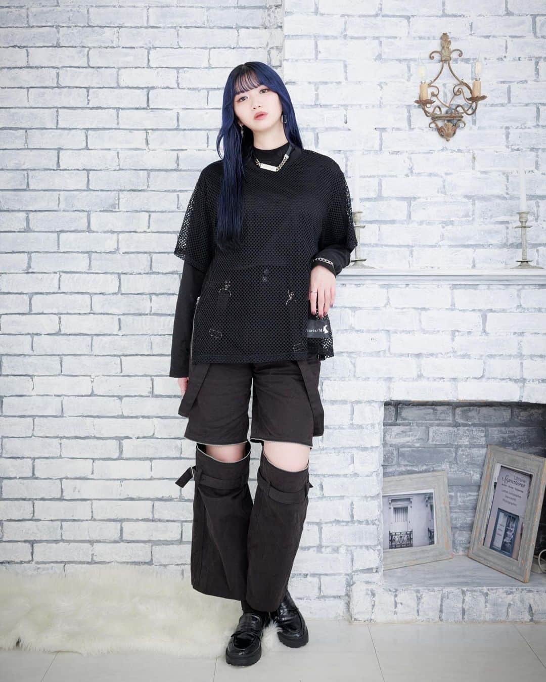 アリスムカイデのインスタグラム：「Side zip mesh tops〈UNISEX〉  夏にデビューしたブランドなので、surrearisが発表されたときに人気だったメッシュＴを今のdearisでブラッシュアップした記念アイテムです。  今季はいつも以上にフェスやライブでも動きやすくかわいく合わせられる生地やディテールにこだわっていて、この一着の裏テーマは「好きなバンドのグッズダサくても着たい」。ブラウスやトップスはもちろん、ぜひバンＴに重ねてみてください。  ーーーお好きなインナーと重ねてレイヤードを楽しめるメッシュトップス。透け感のあるメッシュ素材を用いたトップスでスタイリングのアクセントに。サイドにはdearis/Mらしいファスナーディテールにブランドロゴプリントのテープもポイントです。  photo @daisukekiyota  hairmake @he_to_mean   @dearis.official #dearis #dearisM #ブラックコーデ #ootd  #邦ロック #夏フェスコーデ」