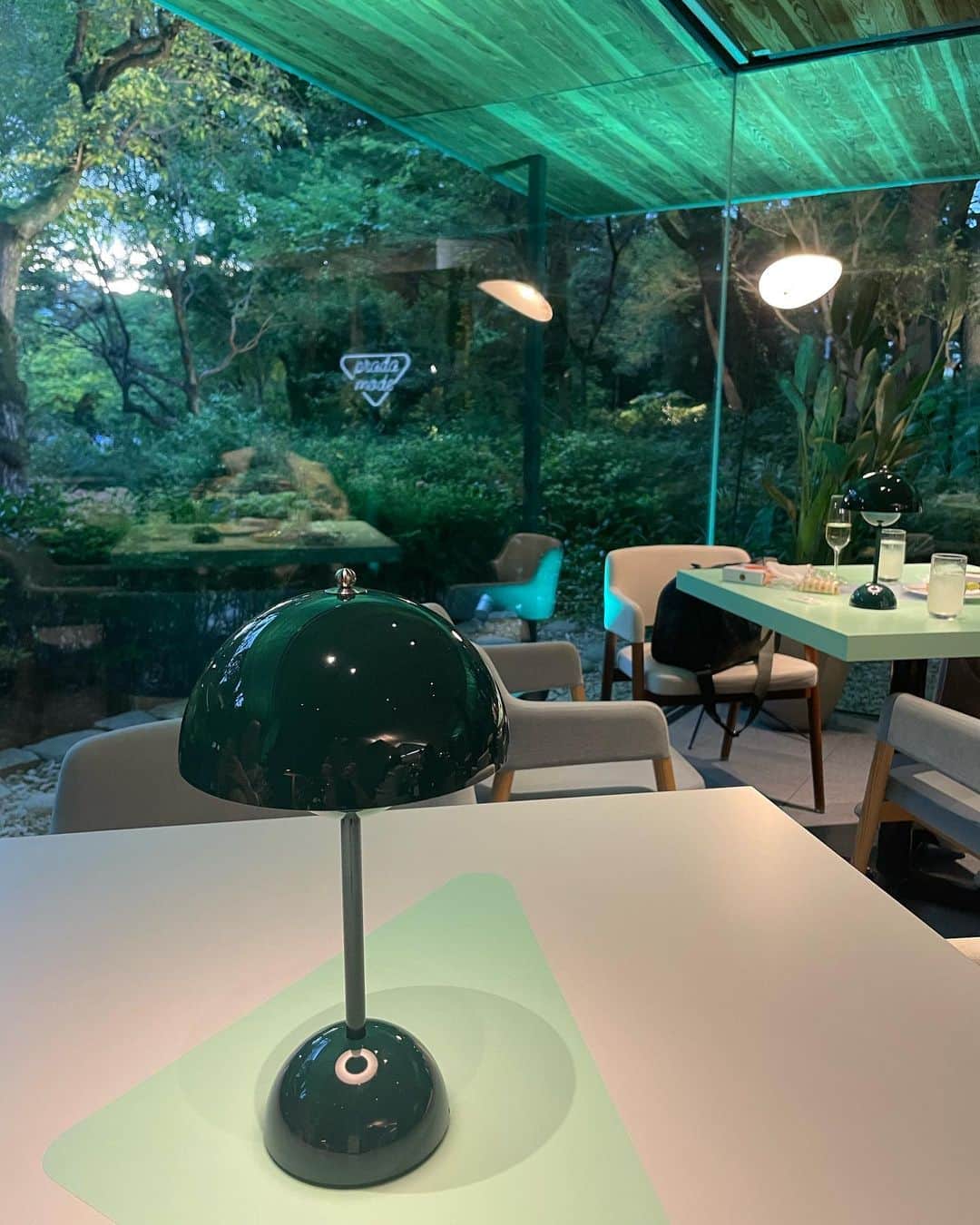 瀧口友里奈さんのインスタグラム写真 - (瀧口友里奈Instagram)「🌳 ”PRADA MODE tokyo”  東京庭園美術館で開催されている PRADA主催の世界巡回型イベント”PRADA MODE”に伺いました。 日本では初開催とのこと。  建築、アート、音楽、食の融合した 建築家・妹島和世さん監修の空間。  庭園の緑と広がる空、全てがアートの一部の様で。。 大変魅了されました。  ２日間にわたり、満たされた空間で家族や友人たちと過ごさせていただき心の豊かさを味わうことができました。  なぜそれほどまでに満たされ、豊かだったのか。  印象的だったのは、余白の作り方。  コンテンツをあくまで”環境”として提供されていて、空間の使い方にも余白が多い。  その余白ゆえに発生する、コミュニケーションや自己の内側から湧き出てくる新たな思考こそが、もしかするとブランドの提示されたい”新たな豊かさ”なのかもしれないと感じました。 好きです🌳  Thank you. @prada  #pradamode」5月13日 16時17分 - yurinatakiguchi