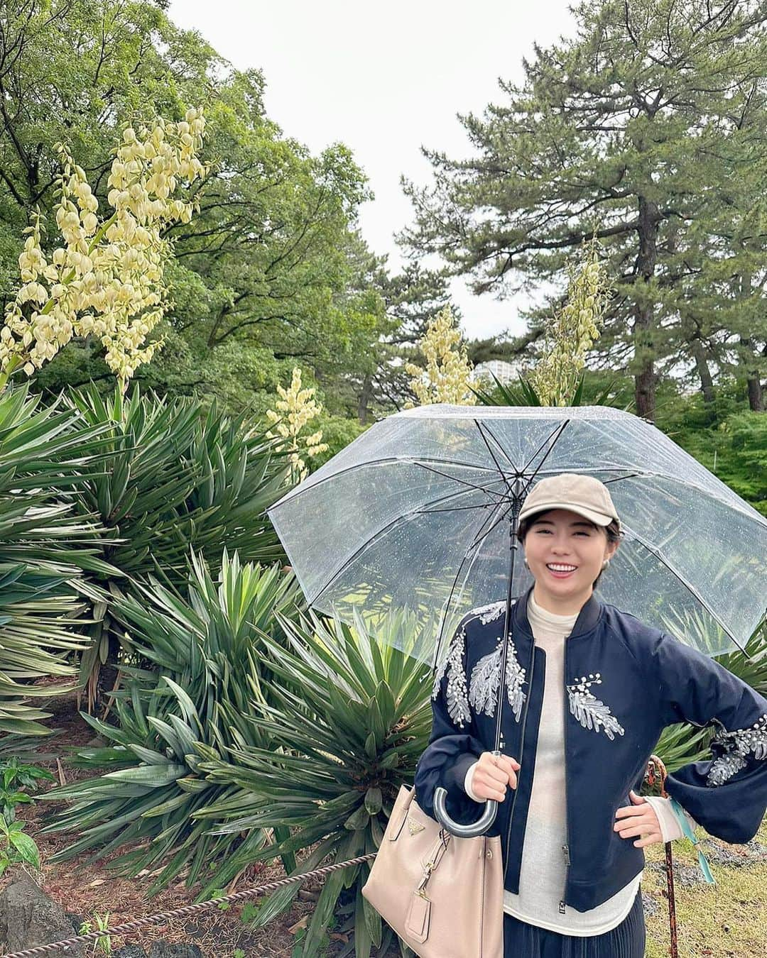 瀧口友里奈さんのインスタグラム写真 - (瀧口友里奈Instagram)「🌳 ”PRADA MODE tokyo”  東京庭園美術館で開催されている PRADA主催の世界巡回型イベント”PRADA MODE”に伺いました。 日本では初開催とのこと。  建築、アート、音楽、食の融合した 建築家・妹島和世さん監修の空間。  庭園の緑と広がる空、全てがアートの一部の様で。。 大変魅了されました。  ２日間にわたり、満たされた空間で家族や友人たちと過ごさせていただき心の豊かさを味わうことができました。  なぜそれほどまでに満たされ、豊かだったのか。  印象的だったのは、余白の作り方。  コンテンツをあくまで”環境”として提供されていて、空間の使い方にも余白が多い。  その余白ゆえに発生する、コミュニケーションや自己の内側から湧き出てくる新たな思考こそが、もしかするとブランドの提示されたい”新たな豊かさ”なのかもしれないと感じました。 好きです🌳  Thank you. @prada  #pradamode」5月13日 16時17分 - yurinatakiguchi