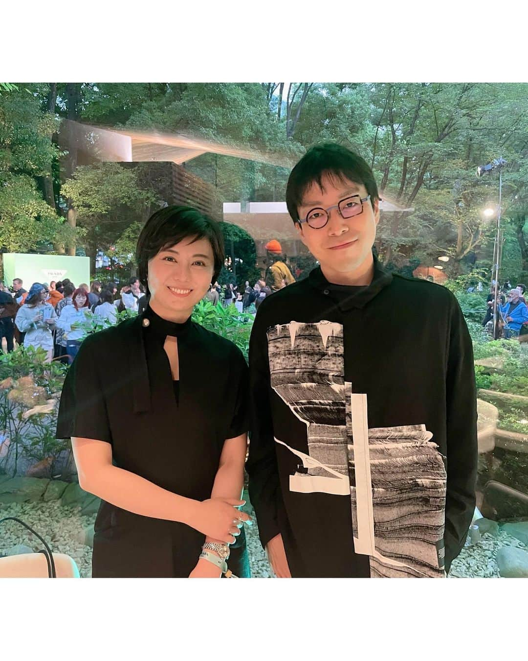 瀧口友里奈さんのインスタグラム写真 - (瀧口友里奈Instagram)「🌳 ”PRADA MODE tokyo”  東京庭園美術館で開催されている PRADA主催の世界巡回型イベント”PRADA MODE”に伺いました。 日本では初開催とのこと。  建築、アート、音楽、食の融合した 建築家・妹島和世さん監修の空間。  庭園の緑と広がる空、全てがアートの一部の様で。。 大変魅了されました。  ２日間にわたり、満たされた空間で家族や友人たちと過ごさせていただき心の豊かさを味わうことができました。  なぜそれほどまでに満たされ、豊かだったのか。  印象的だったのは、余白の作り方。  コンテンツをあくまで”環境”として提供されていて、空間の使い方にも余白が多い。  その余白ゆえに発生する、コミュニケーションや自己の内側から湧き出てくる新たな思考こそが、もしかするとブランドの提示されたい”新たな豊かさ”なのかもしれないと感じました。 好きです🌳  Thank you. @prada  #pradamode」5月13日 16時17分 - yurinatakiguchi