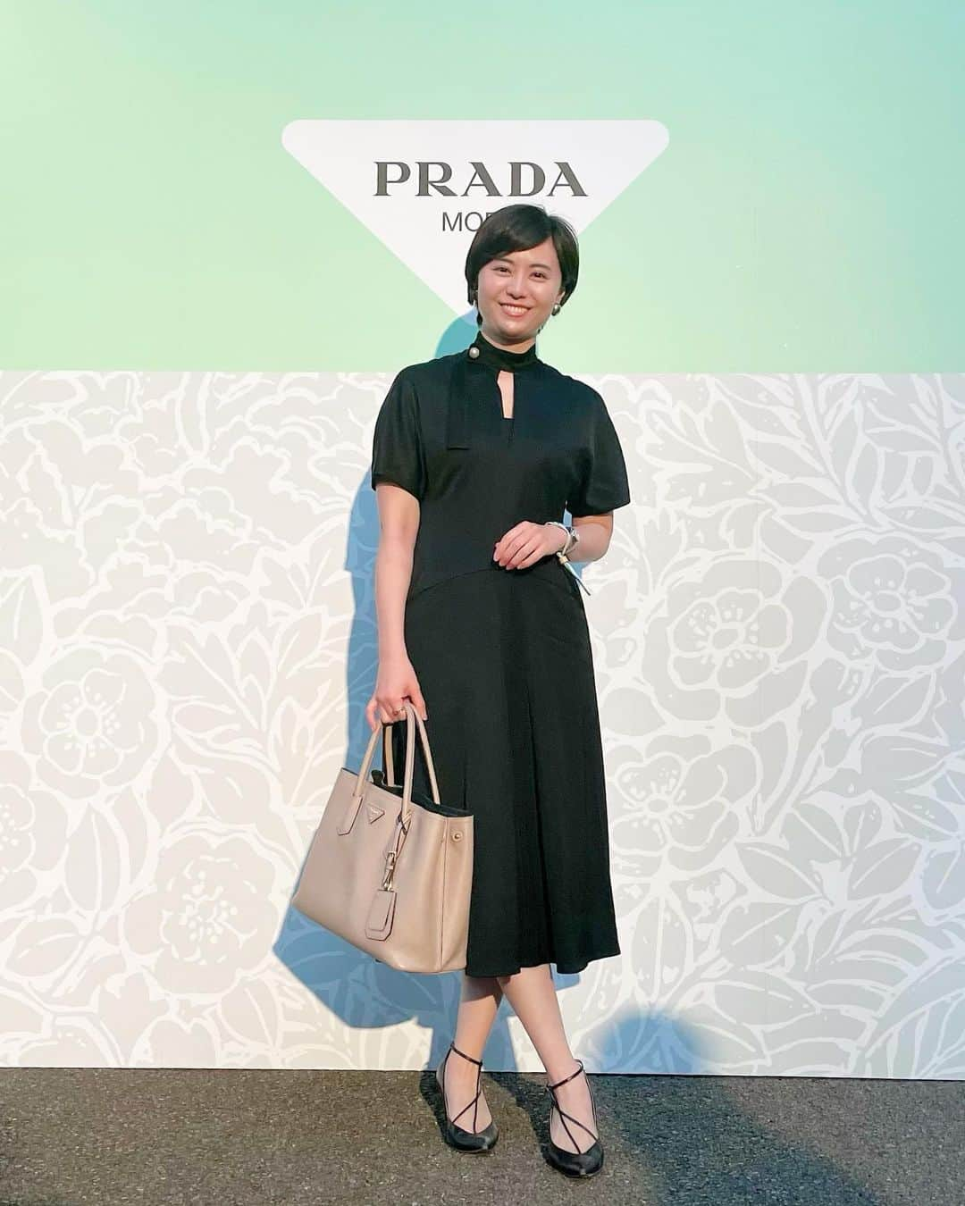 瀧口友里奈のインスタグラム：「🌳 ”PRADA MODE tokyo”  東京庭園美術館で開催されている PRADA主催の世界巡回型イベント”PRADA MODE”に伺いました。 日本では初開催とのこと。  建築、アート、音楽、食の融合した 建築家・妹島和世さん監修の空間。  庭園の緑と広がる空、全てがアートの一部の様で。。 大変魅了されました。  ２日間にわたり、満たされた空間で家族や友人たちと過ごさせていただき心の豊かさを味わうことができました。  なぜそれほどまでに満たされ、豊かだったのか。  印象的だったのは、余白の作り方。  コンテンツをあくまで”環境”として提供されていて、空間の使い方にも余白が多い。  その余白ゆえに発生する、コミュニケーションや自己の内側から湧き出てくる新たな思考こそが、もしかするとブランドの提示されたい”新たな豊かさ”なのかもしれないと感じました。 好きです🌳  Thank you. @prada  #pradamode」