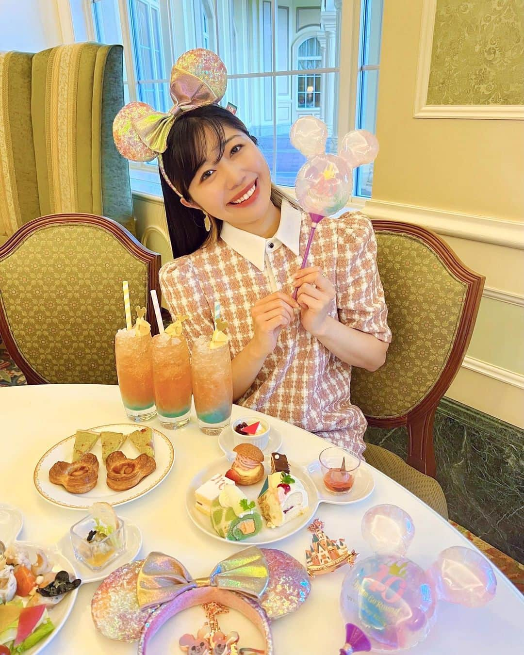 中島奈津希のインスタグラム：「🏰🎉🍴🎂🍹🍈 ⁡ ⁡ ⁡ ⁡ GW後もずっと食べ続けてます🐷 はい、幸せです🐷💕笑 ⁡ ⁡ ⁡ ⁡ 東京ディズニーランドホテル🏨 #シャーウッドガーデンレストラン の ⁡ 東京ディズニーリゾート40周年 ＂#ドリームゴーラウンド ＂ディナーブッフェに行ってきたよ🏰🎉 ⁡ ⁡ ⁡ ⁡ ⁡ ⁡ ⁡ シャーウッドのビュッフェは いつも可愛くて美味しくて最高なのです、、🥹💕 いろんなメニューに ガーランドデザインが施されていて 見つけるたびテンション上がってたよ🥳 ⁡ ⁡ ⁡ ⁡ ⁡ ⁡ ⁡ 40周年のスペシャルドリンクを頼んだら 今回のスペシャルドリンクを考案したキャストさんがちょうど接客してくださるという奇跡が🫣🍹💕 ⁡ 綺麗なグラデーションは 40周年のロゴのグラデーションをイメージしたんだって🫢🌈🍹 ⁡ ⁡ グラデーションがとっっても綺麗なので行く方はぜひ頼んでみてね🍹🌈 貴重なお話しをありがとうございました♡ ⁡ ⁡ ⁡ ⁡ ⁡ ⁡ ⁡ ⁡ いつもビュッフェはしょっぱい系を多めに食べるのだけど メロンのロールケーキがめちゃくちゃ好みで何回もおかわりした🍈💕 あと、ナッツのデニッシュも何個でもいけます。笑 ⁡ ⁡ ⁡ 最後の写真は お姉が見つけた#隠れミッキー 🐭♡ 見つけたのすごくない？！笑 ☁️☁️☁️☁️☁️☁️☁️☁️☁️☁️☁️☁️☁️ #disneysisters_jp ←#中島姉妹 ディズニーまとめ👭 @nakajimasisters_jp ←中島姉妹アカウント👭 #東京ディズニーランド#東京ディズニーランドホテル#ディズニーランドホテル#ディズニーフード#東京ディズニーリゾート40周年#dreamgoround#ディズニーコーデ#手持ちバルーン」