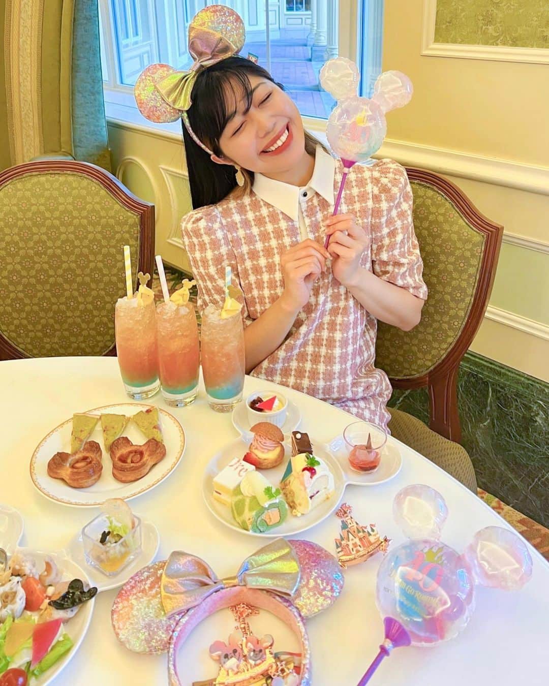 中島奈津希さんのインスタグラム写真 - (中島奈津希Instagram)「🏰🎉🍴🎂🍹🍈 ⁡ ⁡ ⁡ ⁡ GW後もずっと食べ続けてます🐷 はい、幸せです🐷💕笑 ⁡ ⁡ ⁡ ⁡ 東京ディズニーランドホテル🏨 #シャーウッドガーデンレストラン の ⁡ 東京ディズニーリゾート40周年 ＂#ドリームゴーラウンド ＂ディナーブッフェに行ってきたよ🏰🎉 ⁡ ⁡ ⁡ ⁡ ⁡ ⁡ ⁡ シャーウッドのビュッフェは いつも可愛くて美味しくて最高なのです、、🥹💕 いろんなメニューに ガーランドデザインが施されていて 見つけるたびテンション上がってたよ🥳 ⁡ ⁡ ⁡ ⁡ ⁡ ⁡ ⁡ 40周年のスペシャルドリンクを頼んだら 今回のスペシャルドリンクを考案したキャストさんがちょうど接客してくださるという奇跡が🫣🍹💕 ⁡ 綺麗なグラデーションは 40周年のロゴのグラデーションをイメージしたんだって🫢🌈🍹 ⁡ ⁡ グラデーションがとっっても綺麗なので行く方はぜひ頼んでみてね🍹🌈 貴重なお話しをありがとうございました♡ ⁡ ⁡ ⁡ ⁡ ⁡ ⁡ ⁡ ⁡ いつもビュッフェはしょっぱい系を多めに食べるのだけど メロンのロールケーキがめちゃくちゃ好みで何回もおかわりした🍈💕 あと、ナッツのデニッシュも何個でもいけます。笑 ⁡ ⁡ ⁡ 最後の写真は お姉が見つけた#隠れミッキー 🐭♡ 見つけたのすごくない？！笑 ☁️☁️☁️☁️☁️☁️☁️☁️☁️☁️☁️☁️☁️ #disneysisters_jp ←#中島姉妹 ディズニーまとめ👭 @nakajimasisters_jp ←中島姉妹アカウント👭 #東京ディズニーランド#東京ディズニーランドホテル#ディズニーランドホテル#ディズニーフード#東京ディズニーリゾート40周年#dreamgoround#ディズニーコーデ#手持ちバルーン」5月13日 16時18分 - nakajima_natsuki