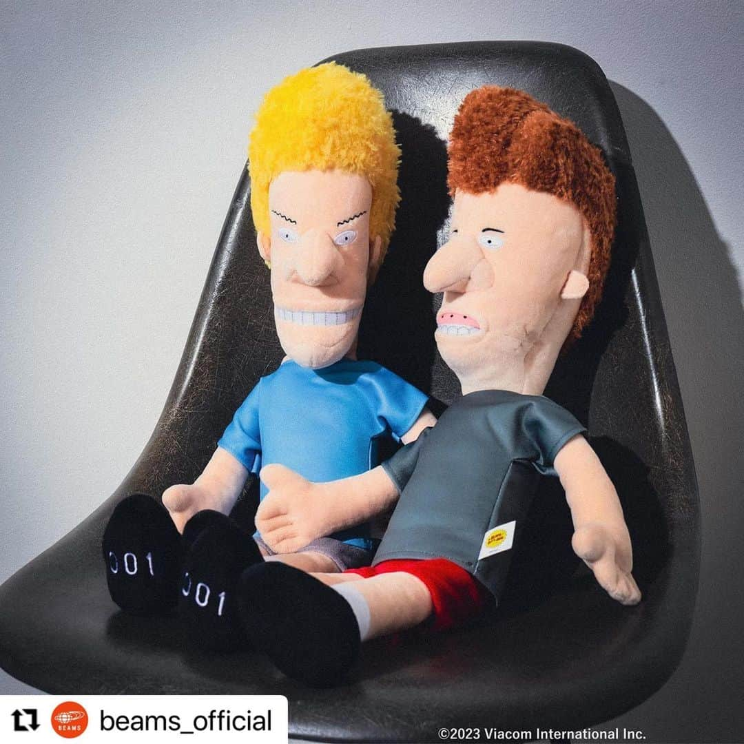 NICI JAPANのインスタグラム：「. BEAMS様別注 『BEAVIS & BUTT-HEAD』のぬいぐるみを作らせていただきました🙌✨ シリアルナンバー入りの特別仕様で、各700体限定です😎 是非チェックしてくださいね💖  #Repost @beams_official with @use.repost ・・・ ... NICI × bPr BEAMS 別注 BEAVIS AND BUTT-HEAD(TM) Coming soon!!  @mtv @bpr_beams  ドイツのぬいぐるみメーカー〈NICI（ニキ）〉とのコラボレーションアイテムが登場。   ケーブルチャンネル『MTV』で放送され、カルト的人気を誇るアニメ『ビーバス・アンド・バットヘッド』。  90'sヴィンテージのぬいぐるみを参考にデザインし、〈NICI〉ならではのやわらかな素材感を 落とし込みました。 髪や洋服まで細かに再現され、足裏にシリアルナンバーが入った特別仕様となっています。  ギャグアニメから飛び出した、シニカルでキュートなぬいぐるみを是非お楽しみください✨  ※各700点限定 ※シリアルナンバーはお選びいただけません。あらかじめご了承ください。 ※BOXはございません。  #NICI #beavisandbutthead #bPrBEAMS #ニキ #ビーバスアンドバットヘッ ド #ビーピーアールビームス  #beams #ビームス」