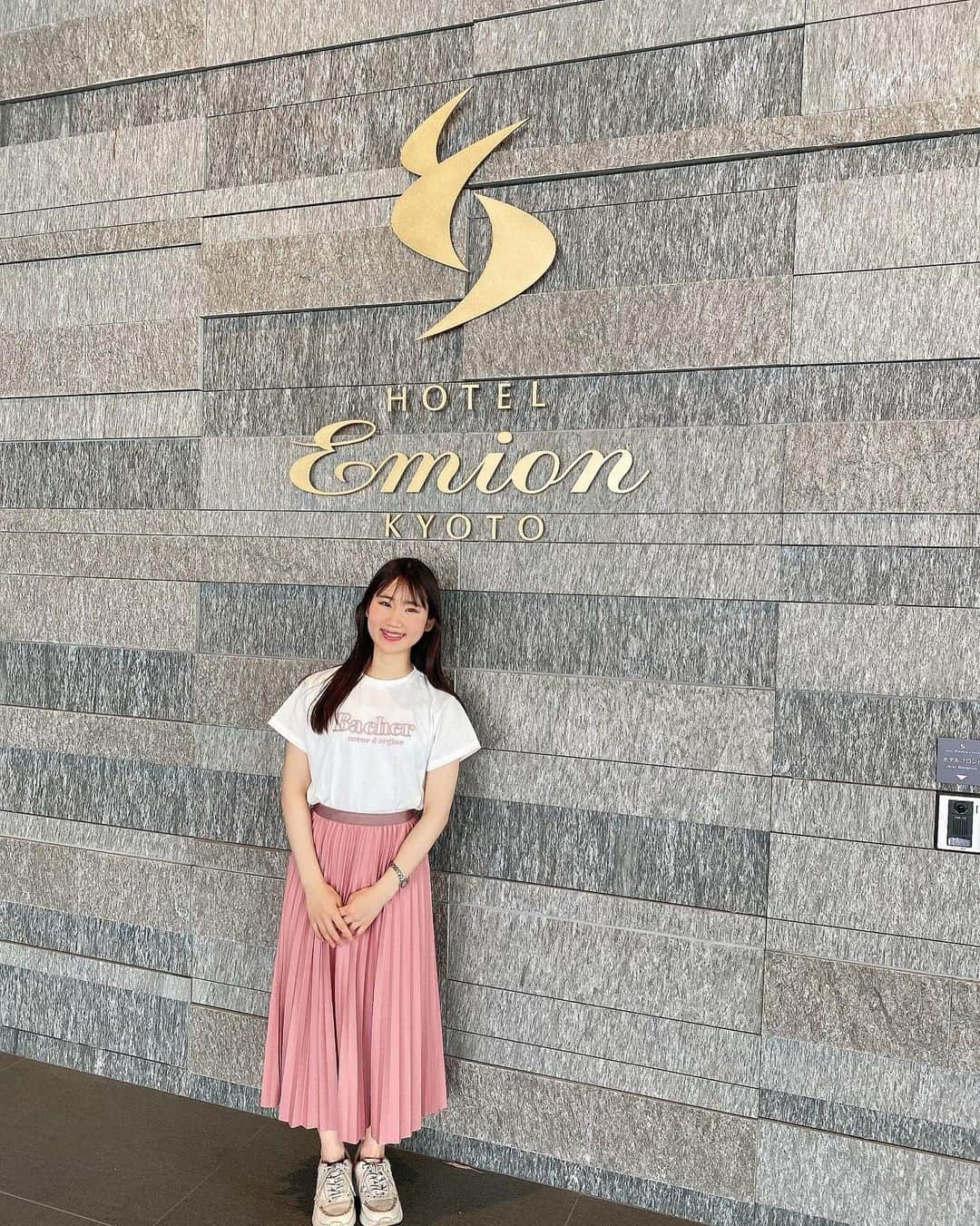 のインスタグラム：「ホテルエミオン京都🫶レポ　@emionkyoto_shops_restaurants   23時にチェックイン  25時まで利用できる大浴場、 ほほえみの湯🧖‍♀️  15:00～25:00（最終受付 24:30） 6:00～10:00（最終受付 9:30） 朝も入れるから2回入った笑 サウナも水風呂もあったよ！ ドライヤーは、パナソニックが置いてあったからサラサラに乾かせた〜🧖‍♀️  お部屋は広々おばあちゃんとお母さんと３人で泊まりました。 洗い場付きバスルーム完備◎ テレビはYouTubeもみれる◎  朝食はオリジナルの日替わり「手作りおばんざい」をはじめ、豊富な和食と洋食のバランスの良いメニューの朝食ブッフェ🥞 京都老舗のベーカリー進々堂のパンが食べられる🤤パンうま！ おかわりいっぱいした🫶 1時間じゃ足りなかったから、絶対早めに行くのがベスト😂  ロビーには季節の生花がとてもきれい💐月替わりの草月流の作品が展示されているんだって✨  ホテルエミオン京都の1.2階には、新しい商業施設がオープンしていて、お食事もできるし、茶の湯、生花、着物が体験できる場所もあった！  私が行った時は海外のお客さんが半分ぐらい！ちっちゃいお子様連れの方や、ファミリーが多かったです😊  スカイラウンジで風を感じて、 11時チェックアウト！  全国旅行支援のおかげで安く泊まれたよ！  京都駅から1駅 JR嵯峨野線「梅小路京都西」駅より連絡通路で徒歩2分  京都おすすめホテルです！  #京都#ホテル#ホテルエミオン京都 #京都観光 #京都旅行 #京都旅行＃＃#kyoto#japan #japantravelphoto#tiktok#instagood#photooftheday#photography#happy #follow#like4like#travel #instagram」