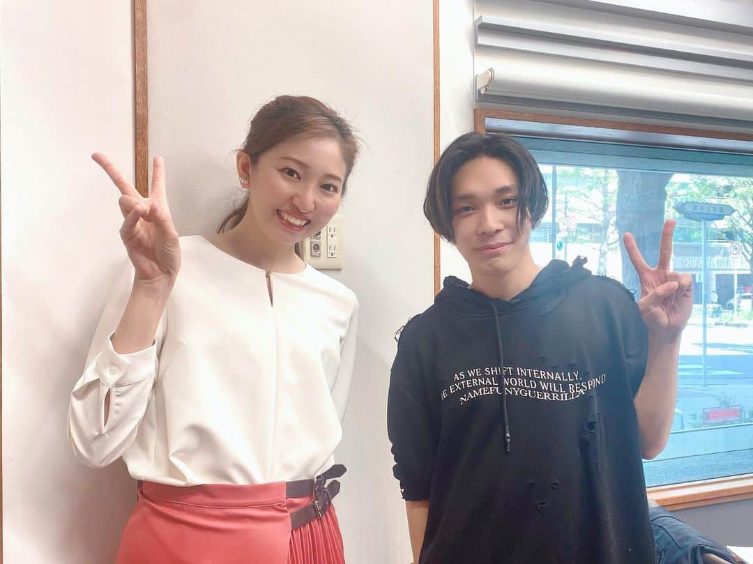 丸井汐里のインスタグラム：「✴︎ Date fm Sendaian Hot Music 今週から復帰しました！ ✴︎ 体調万全！とまでは回復しきらず、鼻声でお聞き苦しいところもあったと思いますが、皆さんからの温かいお言葉が本当に嬉しかったです✨ ✴︎ 先週の放送は布団の中で聞いていましたが、まさか井上さんが「ど真ん中〜！」をやって下さるとは👀 ✴︎ 代打で番組を盛り上げて頂き本当に感謝です🙏 ✴︎ 今週から再び頑張っていきますのでよろしくお願い致します🙇‍♀️ ✴︎ そんな昨日のオープニングチューンはROTTENGRAFFTYの金色グラフティー♫ ✴︎ アラバキの話を全然できなかった悔しさと、せっかくのGW、誕生日も結婚記念日もぜーんぶ予定キャンセルで布団で過ごした無念・恨みを、全て発散させたい一心で選んだ結果です笑 ✴︎ ロットンについてはアラバキの投稿にも書いたので割愛しますが、見ていてフェスが戻った感覚になりましたし、この曲を声出しありでできたことに感動しました🥹 ✴︎ ✴︎ ✴︎ 12時台にはみゆなさんからのコメントが到着！ ✴︎ 新DJネームが爆誕しました。 ✴︎ 『DJミシュラン三つ星汐里姫』 ✴︎ ……姫は恥ずかしくないか！？🤣 ✴︎ ちょっと、いやかなり照れますが、候補として検討します笑 ✴︎ 後々スタッフに「略す時DJミシュランで良くない？」と言われました。 ✴︎ どこをとって略すかは重要！😂 ✴︎ 略し方含め、検討しよう……笑 ✴︎ ✴︎ ✴︎ そしてHOT GUESTは今月のDate fm MEGA PLAYアーティスト・ざきのすけ。さんがスタジオ生出演！ @zakinosuke0416  ✴︎ スタジオから生放送に出演されるのは、なんとSendaianが初めてとのことでした👏嬉しい😆 ✴︎ 先行配信中の『彼は誰どき』。 ✴︎ メジャー1stシングルとして、5/31にリリースされます💿 ✴︎ もがいた先にある夜明けの光。 ✴︎ 情景が浮かぶような歌詞と、疾走感あるロックなサウンドが印象的なこの曲は、フジテレビ系月10ドラマ『合法的にあり得ない』の主題歌にもなっています♫ ✴︎ ざきのすけ。さんの音楽のルーツは、ジャズドラム、バンド、ラップ。 ✴︎ ジャンルを問わず様々な音楽に触れてきたことから、過去のリリース楽曲もジャンルレスで、楽曲ごと、時には楽曲の中でも印象がガラッと変わるのに驚きました👀✨ ✴︎ デビュー曲と併せて聞いて頂いたら、その凄さがわかると思いますよ！ ✴︎ 年末には初のワンマンライブも決定しているそうですが、パフォーマンスが楽しみです😊 ✴︎ インタビュー終わりにオリジナルステッカーを頂いたので、早速スケッチブックに貼ってみました👍 ✴︎ ✴︎ ✴︎ チャートはついにiriがNo.1を獲得🥇✨ ✴︎ Date fmの公式TwitterにTop 10が記載されています☝️ ✴︎ 聞き逃した方は、radikoのタイムフリー機能でぜひチェックをー😄 ✴︎ ✴︎ ✴︎ #アナウンサー#フリーアナウンサー#ラジオパーソナリティ#丸井汐里#datefm#SendaianHotMusic#復帰#復活#病み上がり#ROTTENGRAFFTY#アラバキ#荒吐#みゆな#ざきのすけ。#iri」