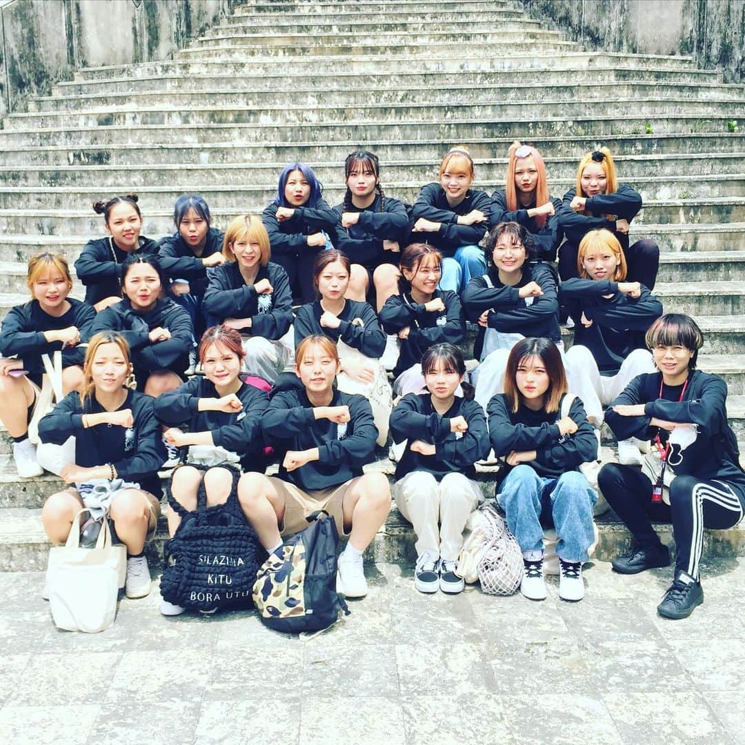 Bmodeさんのインスタグラム写真 - (BmodeInstagram)「【新入生歓迎会2023】  クラス集合写真です📸  1年生の皆さん！2年生からの歓迎はいかがでしたか❓ 短い時間でしたが、それぞれが交流できたと思います^^ これから、2年間宜しくお願いします🧡  #bmode #ビューティーモードカレッジ #ビーモード #美容 #美容学校 #新入生歓迎会 #沖縄 #okinawa #instagood #instabeauty」5月13日 16時32分 - b.mode