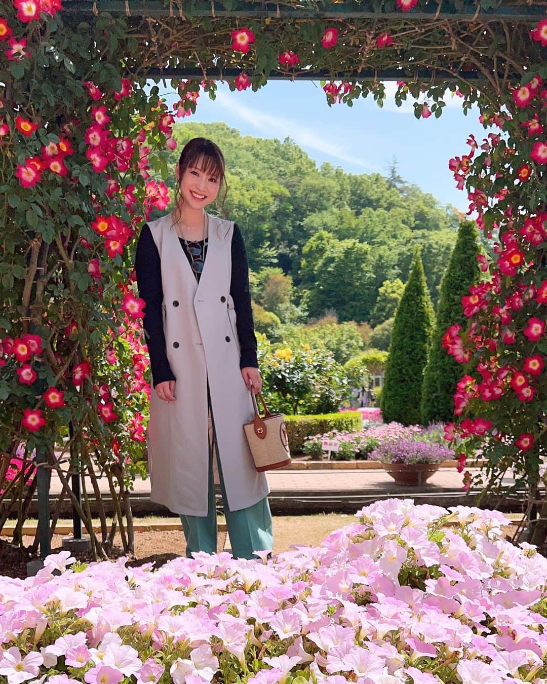 小池唯さんのインスタグラム写真 - (小池唯Instagram)「. お花🌹とわんこ🐶」5月13日 16時34分 - yuikoike_official