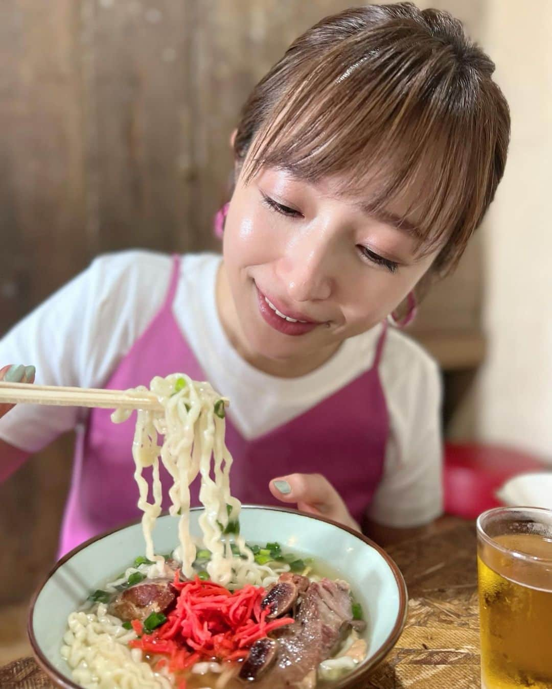 市野瀬瞳さんのインスタグラム写真 - (市野瀬瞳Instagram)「いっぺーまーさん！🍜🍹🌮 （沖縄方言で「めちゃ美味しい！」だそうです） #沖縄旅行  #沖縄旅行記 #じゃーがるそば #ヘアメイクさんオススメそば #ハレクラニ沖縄 #タコス #タコライス #市野瀬瞳」5月13日 16時34分 - hitomi_ichinose1225