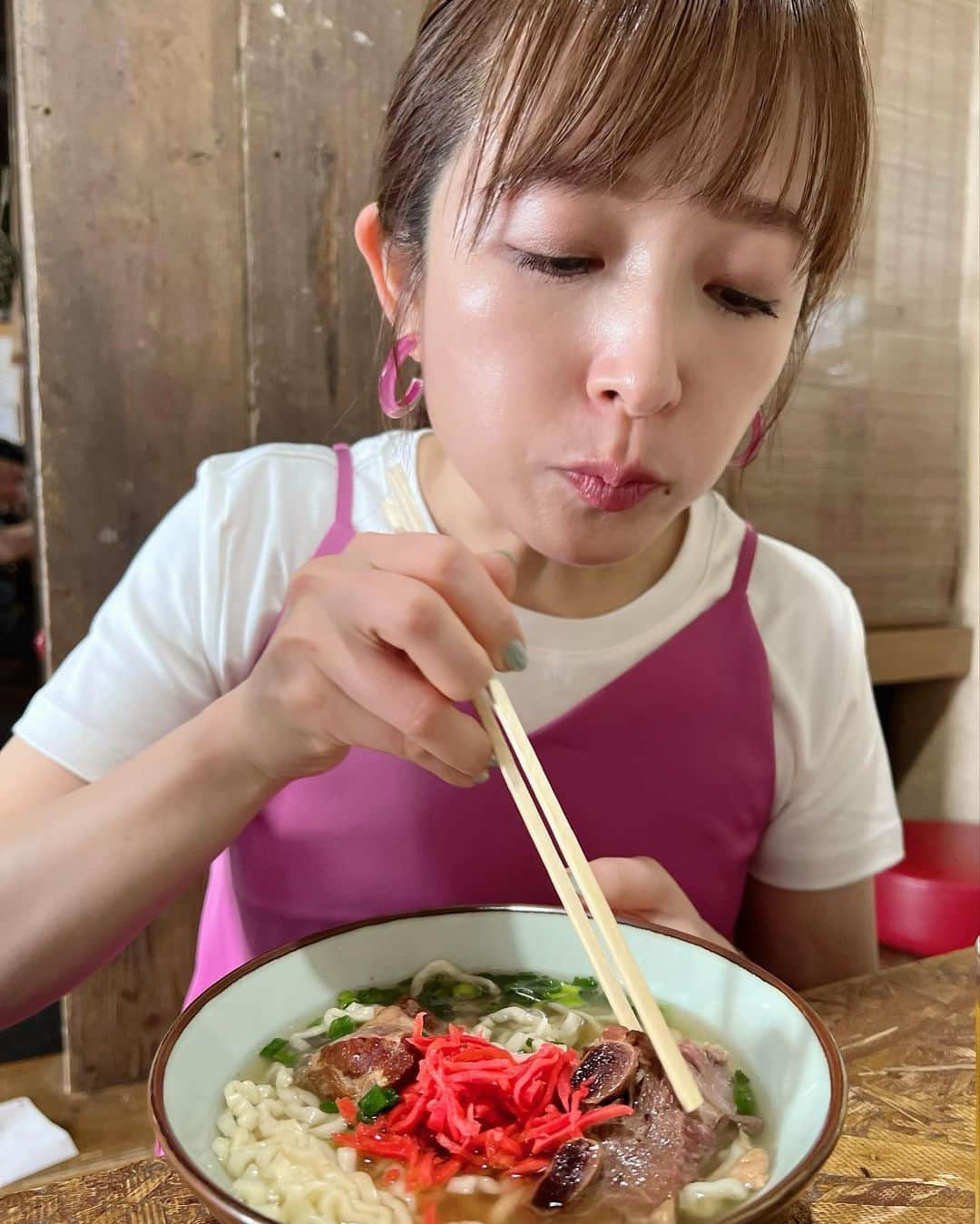 市野瀬瞳さんのインスタグラム写真 - (市野瀬瞳Instagram)「いっぺーまーさん！🍜🍹🌮 （沖縄方言で「めちゃ美味しい！」だそうです） #沖縄旅行  #沖縄旅行記 #じゃーがるそば #ヘアメイクさんオススメそば #ハレクラニ沖縄 #タコス #タコライス #市野瀬瞳」5月13日 16時34分 - hitomi_ichinose1225