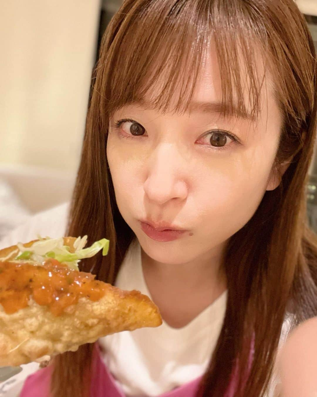 市野瀬瞳さんのインスタグラム写真 - (市野瀬瞳Instagram)「いっぺーまーさん！🍜🍹🌮 （沖縄方言で「めちゃ美味しい！」だそうです） #沖縄旅行  #沖縄旅行記 #じゃーがるそば #ヘアメイクさんオススメそば #ハレクラニ沖縄 #タコス #タコライス #市野瀬瞳」5月13日 16時34分 - hitomi_ichinose1225