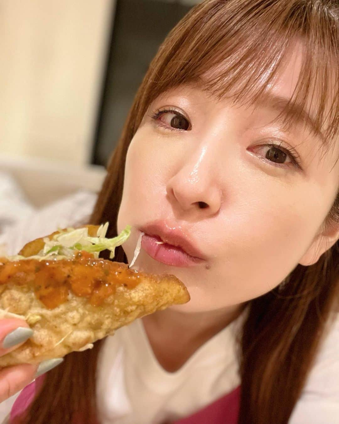 市野瀬瞳さんのインスタグラム写真 - (市野瀬瞳Instagram)「いっぺーまーさん！🍜🍹🌮 （沖縄方言で「めちゃ美味しい！」だそうです） #沖縄旅行  #沖縄旅行記 #じゃーがるそば #ヘアメイクさんオススメそば #ハレクラニ沖縄 #タコス #タコライス #市野瀬瞳」5月13日 16時34分 - hitomi_ichinose1225