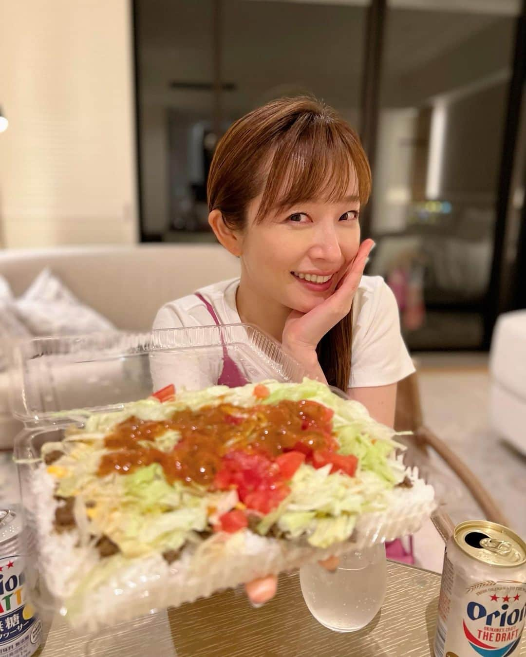 市野瀬瞳さんのインスタグラム写真 - (市野瀬瞳Instagram)「いっぺーまーさん！🍜🍹🌮 （沖縄方言で「めちゃ美味しい！」だそうです） #沖縄旅行  #沖縄旅行記 #じゃーがるそば #ヘアメイクさんオススメそば #ハレクラニ沖縄 #タコス #タコライス #市野瀬瞳」5月13日 16時34分 - hitomi_ichinose1225