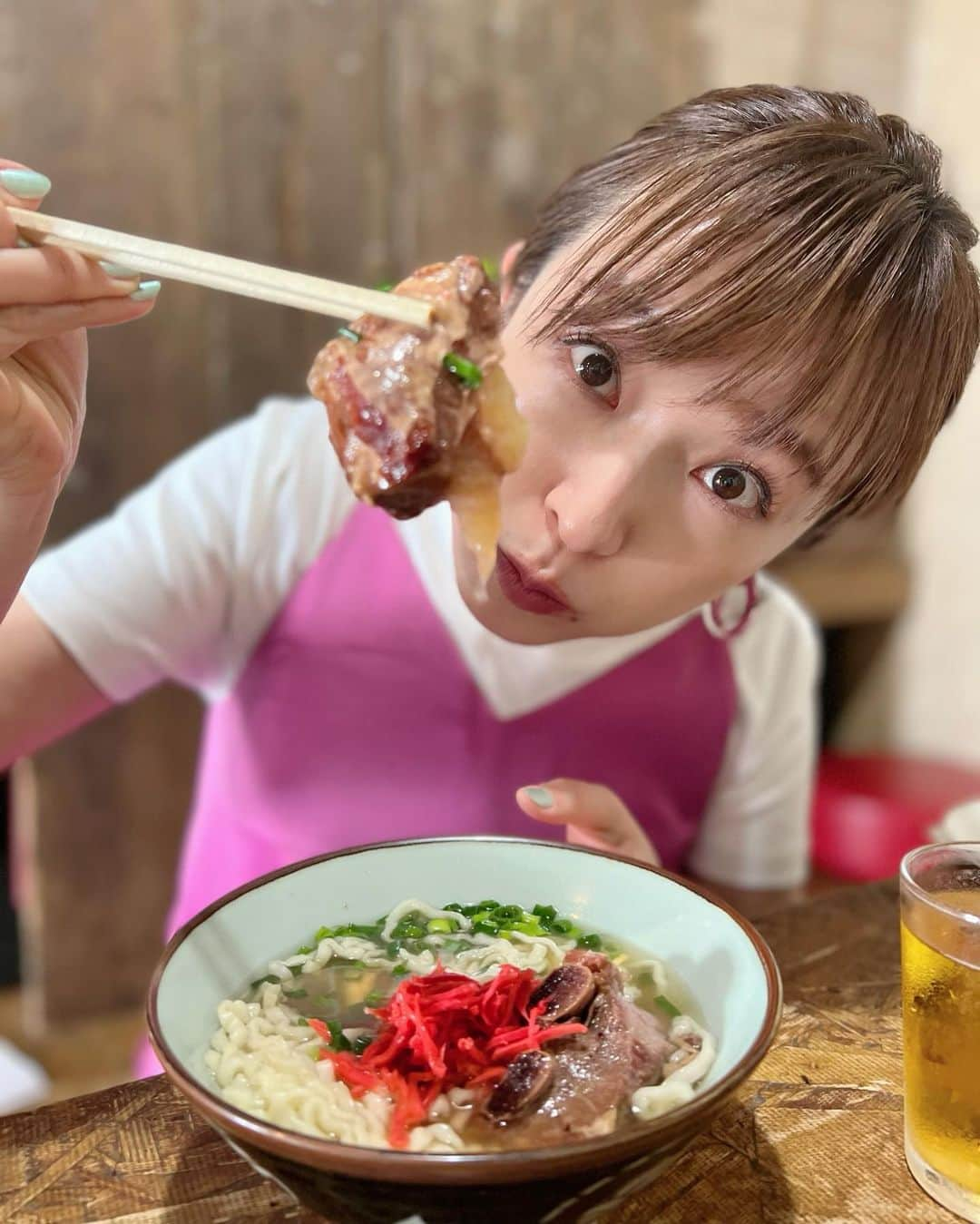 市野瀬瞳さんのインスタグラム写真 - (市野瀬瞳Instagram)「いっぺーまーさん！🍜🍹🌮 （沖縄方言で「めちゃ美味しい！」だそうです） #沖縄旅行  #沖縄旅行記 #じゃーがるそば #ヘアメイクさんオススメそば #ハレクラニ沖縄 #タコス #タコライス #市野瀬瞳」5月13日 16時34分 - hitomi_ichinose1225