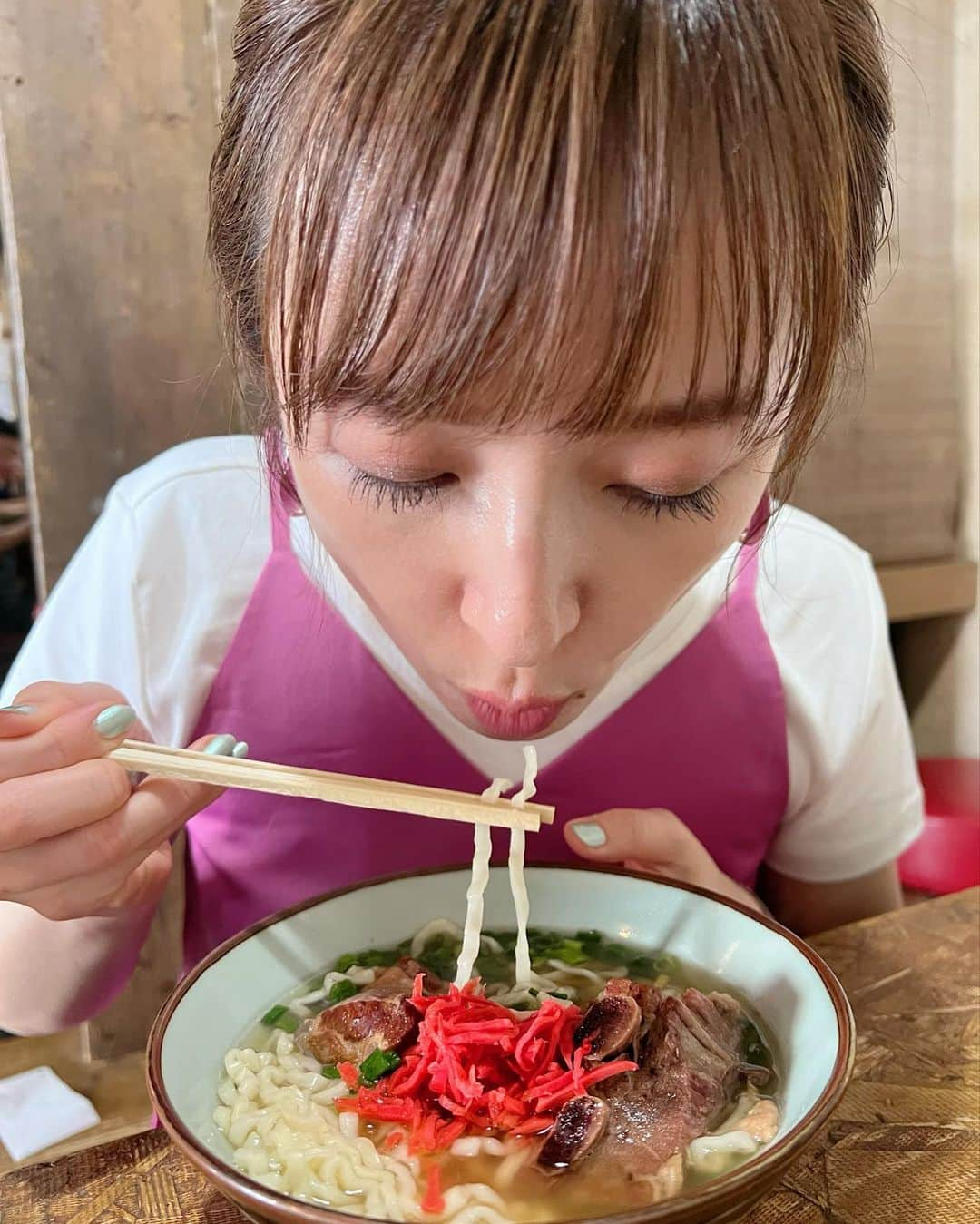 市野瀬瞳さんのインスタグラム写真 - (市野瀬瞳Instagram)「いっぺーまーさん！🍜🍹🌮 （沖縄方言で「めちゃ美味しい！」だそうです） #沖縄旅行  #沖縄旅行記 #じゃーがるそば #ヘアメイクさんオススメそば #ハレクラニ沖縄 #タコス #タコライス #市野瀬瞳」5月13日 16時34分 - hitomi_ichinose1225