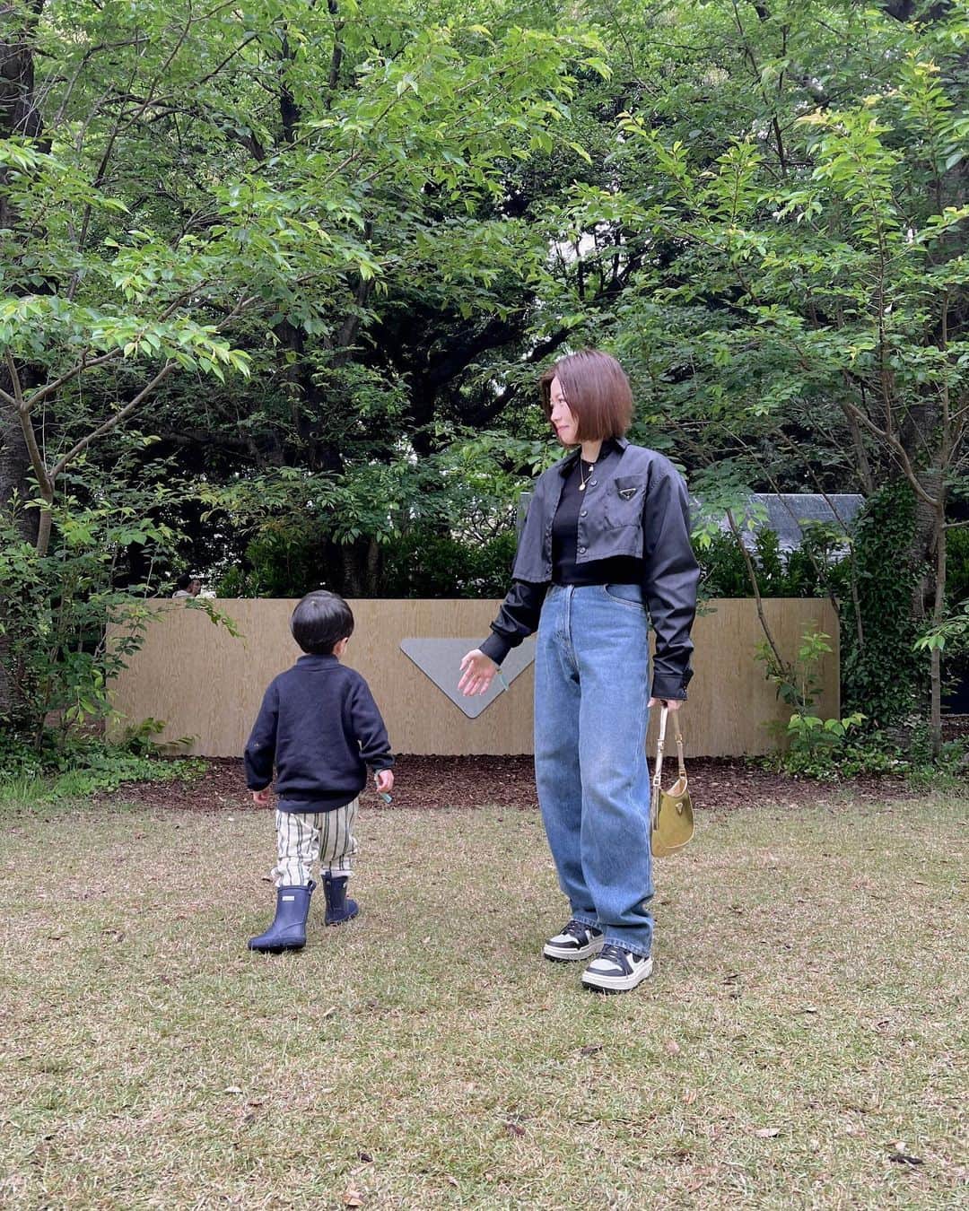 山脇道子さんのインスタグラム写真 - (山脇道子Instagram)「#PRADAMODE  庭園美術館で開催されたPRADA MODE東京に家族で 行ってきました✨  広い庭園に息子は嬉しそうで 松ぼっくりを見つけたり お池で鯉を見たり楽しみました😊  トークショーやライブ、ワークショップ、茶道体験もできるこの素敵なイベントは世界各地で行われていて 今回の東京が第9弾だそう。  いただいたお弁当にもトライアングルロゴが♡  @prada お気に入りのデニムを履いて行きました♪   #PRADAMODE東京」5月13日 16時38分 - michikoooo