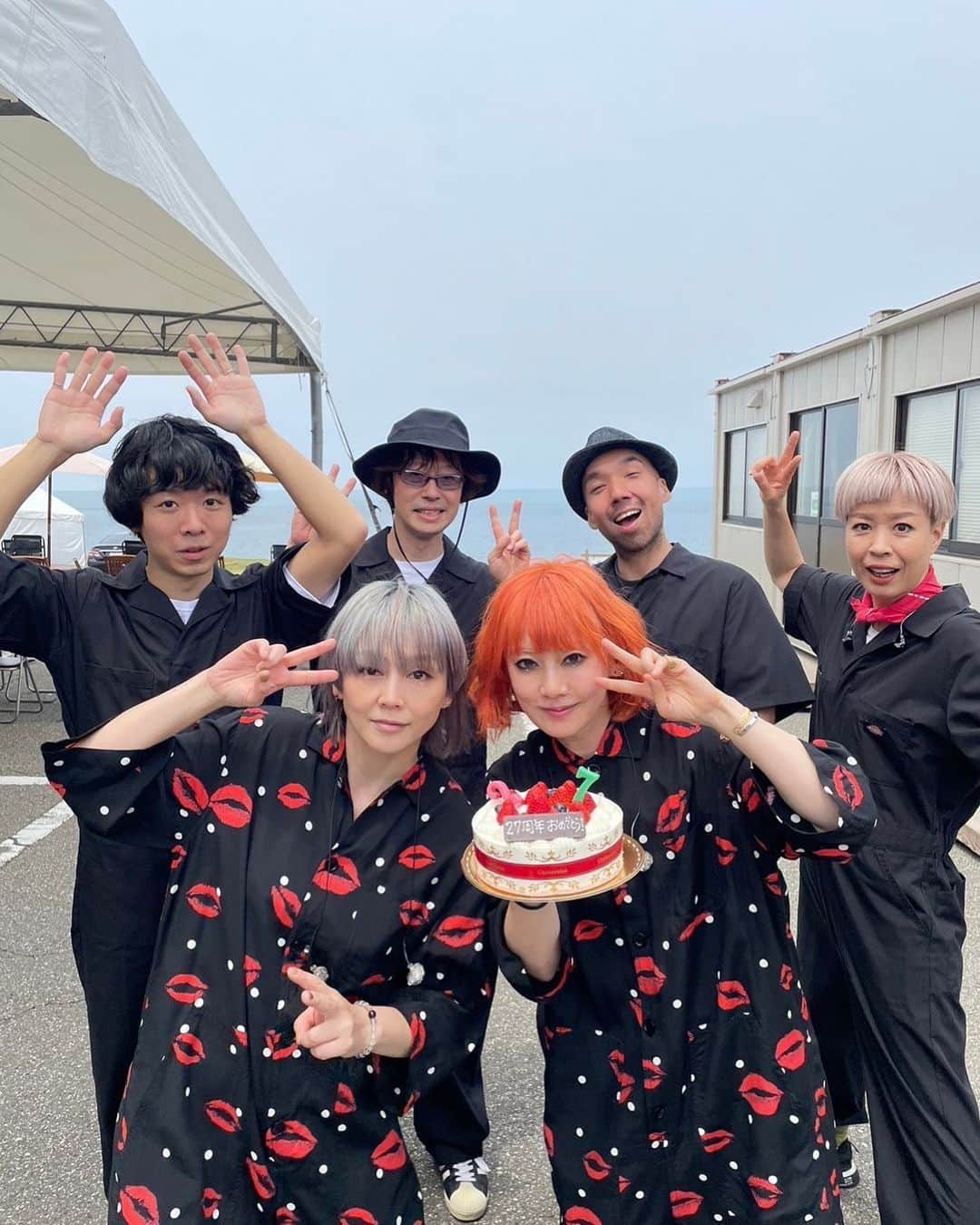 PUFFYのインスタグラム：「Thank you🫶27th Anniversary✨  PUFFYは本日（5/13 ）デビュー27周年を迎えました🎊🥂  これからもたくさんのエリアでたくさんの方にお会いしライブができるよう進んでまいります💪  引き続きPUFFYを宜しくお願いします❤️👻  #puffy #puffyamiyumi #パフィー #27thanniversary #debut #アジアの純真 #greenflashfes2023 #fukui」