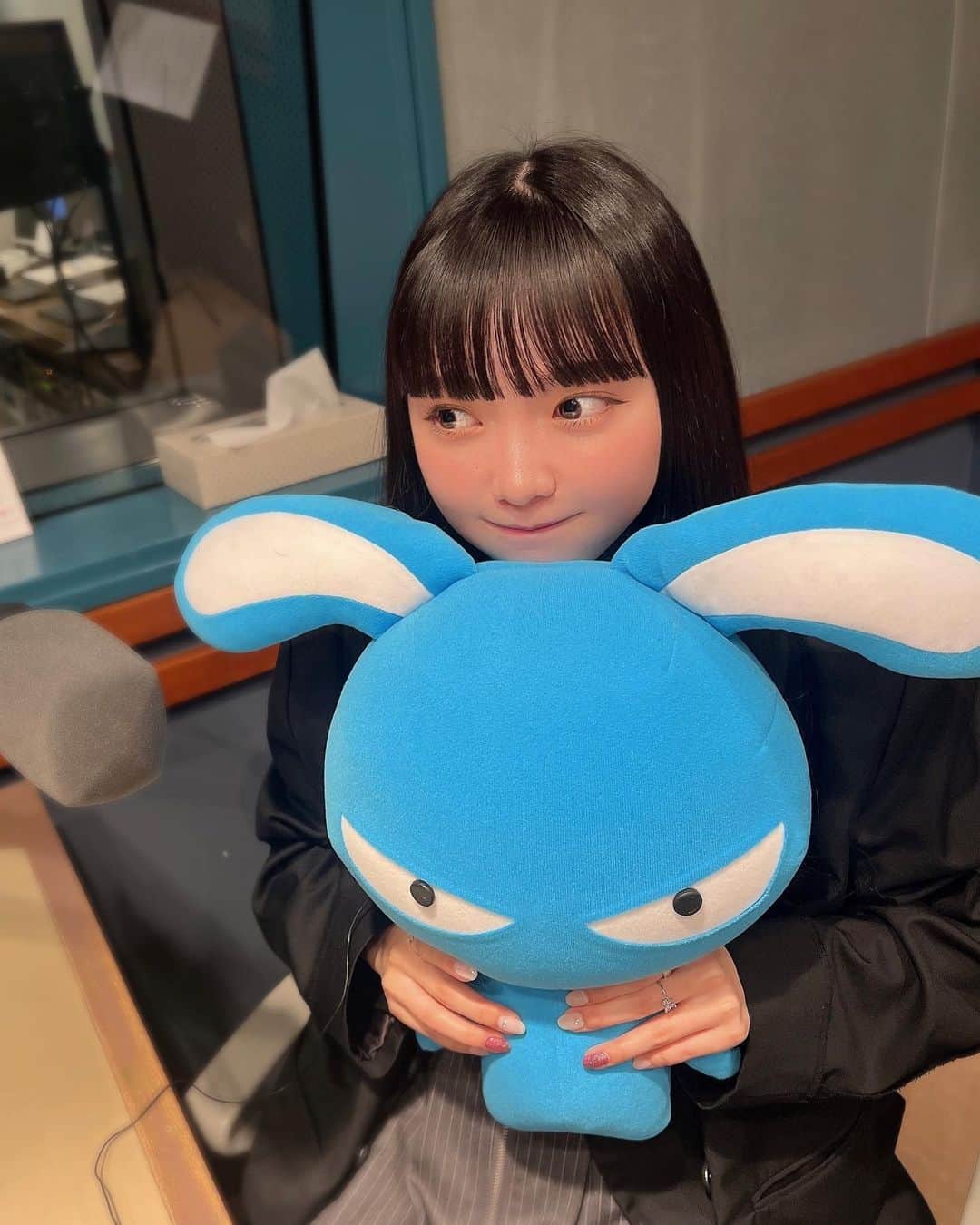 籾山ひめりさんのインスタグラム写真 - (籾山ひめりInstagram)「ラジオ〜🎤💙 ･  FM NACK5さん『高嶺のなでしこの夜遅くにごめん』 聞いてくれたかな〜？📻💕 たかねこだけでのラジオ嬉しすぎる🤦🏻‍♀️✨ 毎週金曜日26:40~！ 来週もぜひ聞いてね✨ ･ らじっと君とぱしゃりっ📷💭 ̖́- ･  #fmnack5  #ラジオ #高嶺のなでしこ #ぱっつん前髪  #黒髪ロング  #巻き髪 #04  #ootd  #ひめりの私服はこれだ」5月13日 16時43分 - momichan_hime