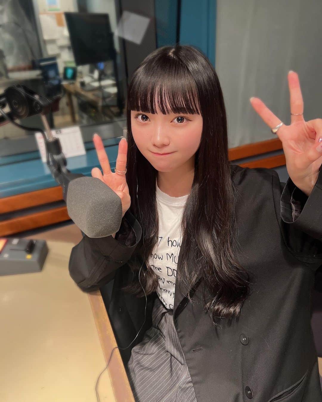 籾山ひめりさんのインスタグラム写真 - (籾山ひめりInstagram)「ラジオ〜🎤💙 ･  FM NACK5さん『高嶺のなでしこの夜遅くにごめん』 聞いてくれたかな〜？📻💕 たかねこだけでのラジオ嬉しすぎる🤦🏻‍♀️✨ 毎週金曜日26:40~！ 来週もぜひ聞いてね✨ ･ らじっと君とぱしゃりっ📷💭 ̖́- ･  #fmnack5  #ラジオ #高嶺のなでしこ #ぱっつん前髪  #黒髪ロング  #巻き髪 #04  #ootd  #ひめりの私服はこれだ」5月13日 16時43分 - momichan_hime