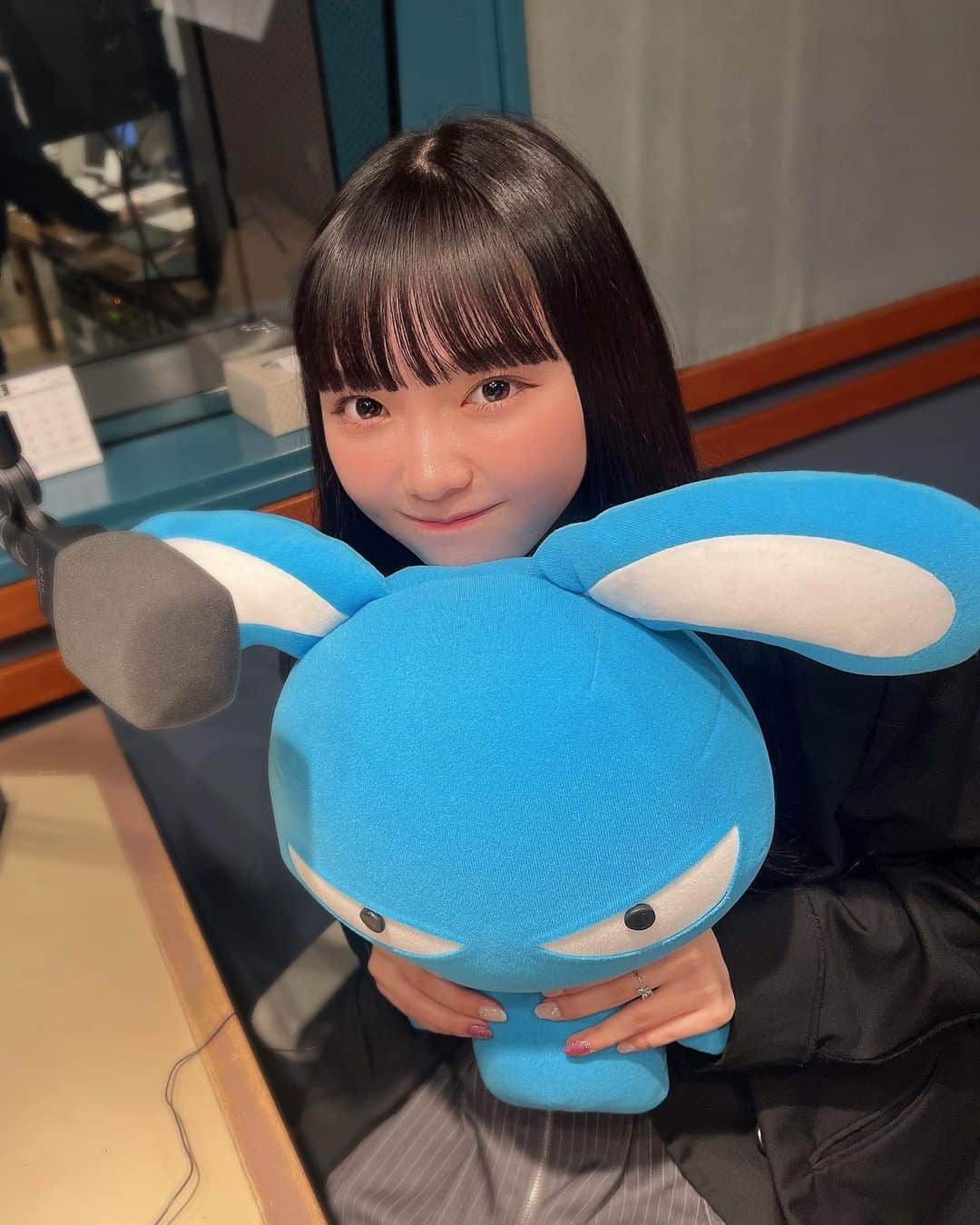籾山ひめりさんのインスタグラム写真 - (籾山ひめりInstagram)「ラジオ〜🎤💙 ･  FM NACK5さん『高嶺のなでしこの夜遅くにごめん』 聞いてくれたかな〜？📻💕 たかねこだけでのラジオ嬉しすぎる🤦🏻‍♀️✨ 毎週金曜日26:40~！ 来週もぜひ聞いてね✨ ･ らじっと君とぱしゃりっ📷💭 ̖́- ･  #fmnack5  #ラジオ #高嶺のなでしこ #ぱっつん前髪  #黒髪ロング  #巻き髪 #04  #ootd  #ひめりの私服はこれだ」5月13日 16時43分 - momichan_hime