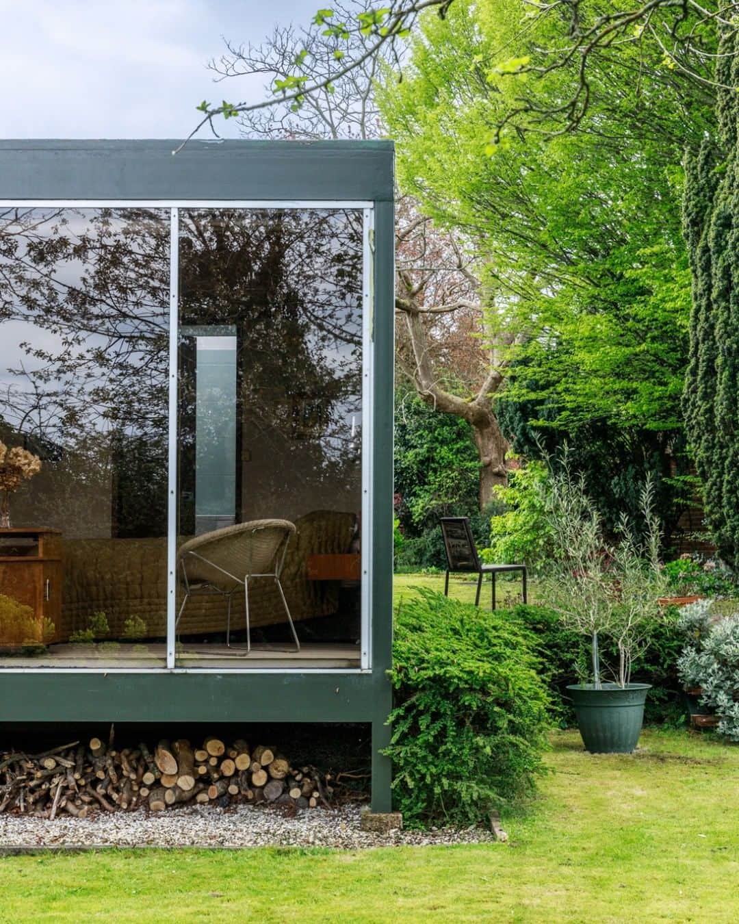The Modern Houseさんのインスタグラム写真 - (The Modern HouseInstagram)「#forsale Laying Low: a single-storey 1960s home in Ashtead, Surrey, with a peaceful walled garden.  Follow the link in our bio to see the sales details.  Epsom Road, Ashtead, Surrey.」5月13日 16時44分 - themodernhouse