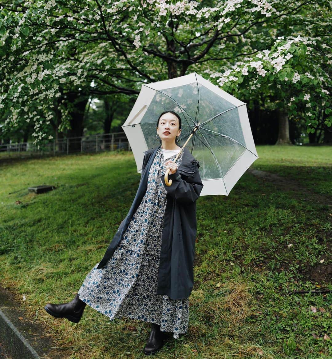高山都さんのインスタグラム写真 - (高山都Instagram)「雨の日の公園って、ちょっとだけ非日常感があって好きなんだよなー。 濡れても汚れても気にならないスタイルで。 洗えたり水を弾いたりタフだったりがそんな日チョイスのポイント。  #都ふく  one-piece @studioclip  T-shirt @shinzone_official  boots @blundstone_japan  outer @snowpeak_official  umbrella @u_day_official   ワンピースはコラボで作ったもので、いよいよ来週発売です🫡」5月13日 16時57分 - miyare38
