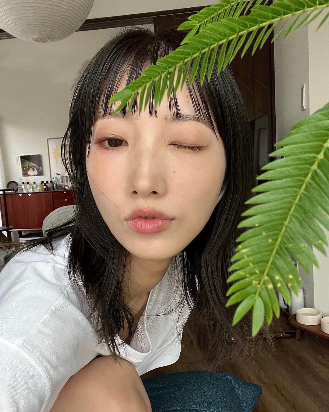 飯島望未のインスタグラム：「@chanel.beauty の新しいファンデーションを使ってみました。 マイクロバブル🫧で水分が約60%だから軽いつけ心地。 保湿成分も入っていてずっと潤っていて長時間でもヨレない。 レッスンの日でも汗かいても平気だった！ カバー力もあるのにすっぴん肌のようにナチュラルに仕上がるから すっごくお気に入り。」