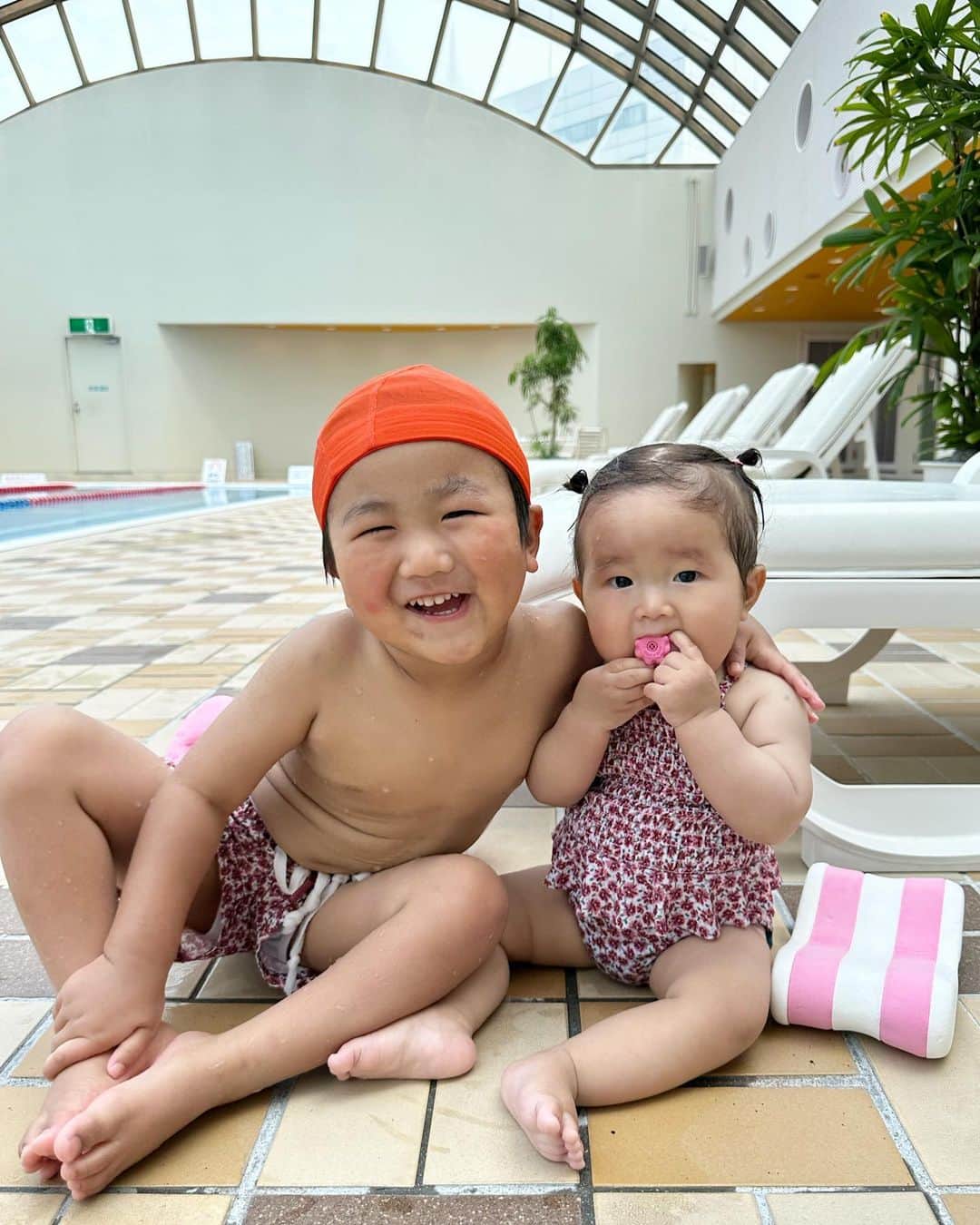 Mai Wakimizuのインスタグラム：「今年初プール＼(^o^)／そして娘プールデビュー！浮き輪の持ち込みがダメだったのでありとあらゆるものをレンタル。息子、水泳帽似合い過ぎだし色々巻きすぎだしシュール過ぎた♡笑 娘はプールから上げると泣いて、入れたら笑ってた♡兄弟揃ってお水好きね〜♡ #2歳9ヶ月#生後9ヶ月#兄妹 #神戸ポートピアホテル#神戸」