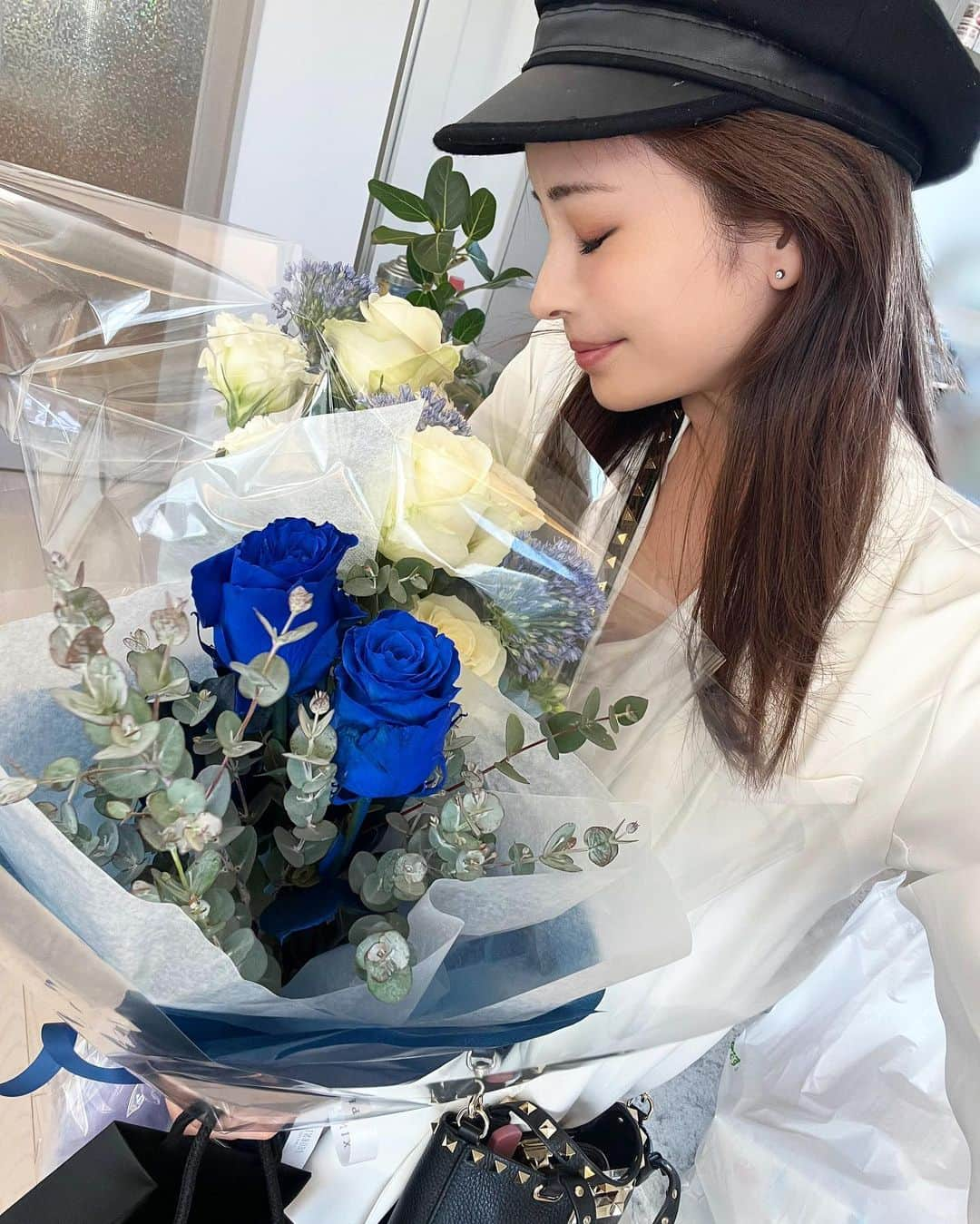 得あゆさんのインスタグラム写真 - (得あゆInstagram)「昔からBlueが1番好きな色💙💙💙  明日は母の日ですね💙 (写真は母の日のじゃないけどw)  お花っていつもらっても嬉しい💭 みなさん母の日何かしましたか？💐❤️ ・ ・ ・ ・ ・ ・ ・ ・ ・ ・ ・ ・ ・ ・ ・ #母の日#母の日プレゼント#母の日ギフト#お花#花束#花束プレゼント#母の日のプレゼント#ママライフ#贈り物#ブルー#青色#青色が好き#おうち時間#キッチン#リビング#キッチンインテリア#カウンターキッチン#counter#リビングインテリア#リビングダイニング#ピアス#mothersday#motherslove#家族#家族day#休日の楽しみ#アクセサリー#雨の日#子育てママ#2年目」5月13日 16時51分 - tokuayu819