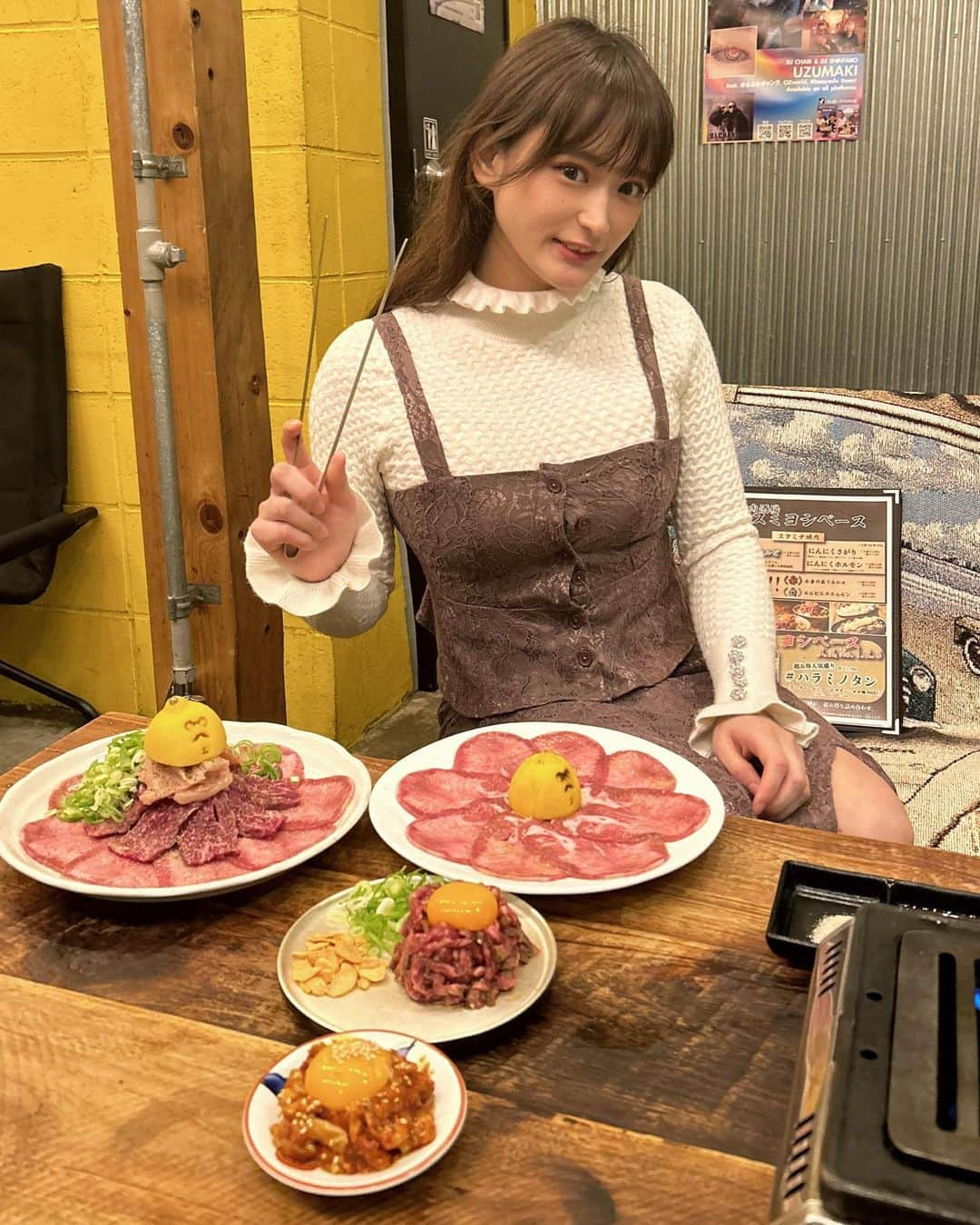 はるちゃんのインスタグラム：「この間行った栄の近くの焼肉屋さん美味しかったなあ☺️ユッケ美味しすぎて2個頼んじゃった🫶🏻 お肉も飲み物も美味しかったしまた行く🥳 お店→ @sumiyosibase   #スミヨシベース　#pr #名古屋焼肉　#名古屋グルメ　#名古屋ディナー　#栄焼肉　#栄グルメ　#栄ディナー　#名古屋喫煙可能店 #インスタ映え　  https://sumiyoshi-base.com/  #サロンモデル #インフルエンサー  #いいね返し #followme  #撮影モデル  #fyp  #TikTok  #l4l #f4f#ビジョビ #グラビア」