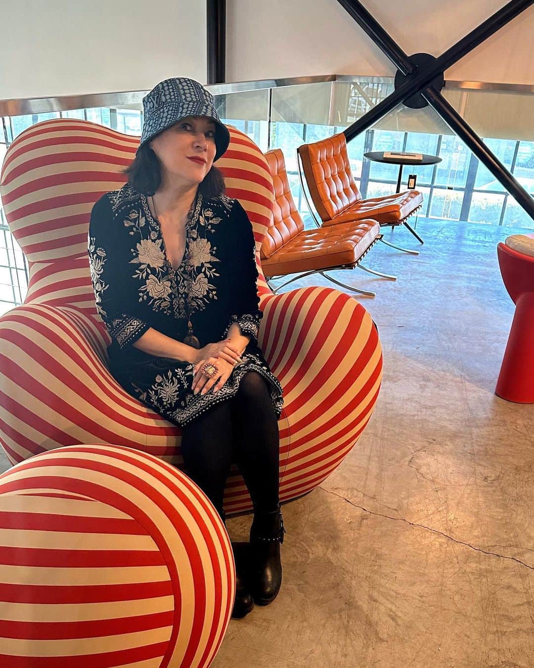 ジェニファー・ティリーさんのインスタグラム写真 - (ジェニファー・ティリーInstagram)「A big chair. Pic by @megtillyauthor 📸」5月13日 16時59分 - jennifertilly