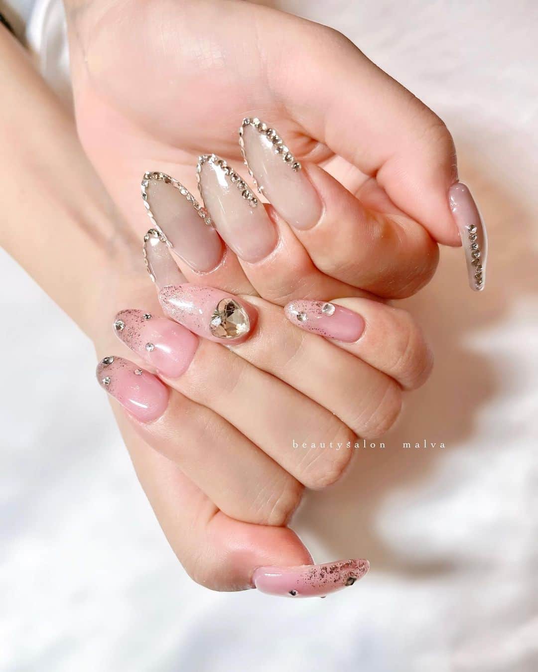 nailsalon malva（ネイルサロンマルヴァ）のインスタグラム：「アシンメトリーなネイルをご希望のお客様ネイル💅 グレージュとピンクの相性が抜群です♡ ⁡ ⁡ 𓂃𓂃𓂃𓂃𓂃𓂃𓂃 ⁡ ⁡ 𝐛𝐞𝐚𝐮𝐭𝐲𝐬𝐚𝐥𝐨𝐧 𝐦𝐚𝐥𝐯𝐚⠀ 📍明治神宮前駅｜原宿駅　徒歩𝟑分 ⠀ 💬ご予約やお問い合わせ 𝐋𝐈𝐍𝐄から承っております @ 𝐦𝐚𝐥𝐯𝐚 ⁡ お気軽にご連絡ください♡ ⁡ 𓂃𓂃𓂃𓂃𓂃𓂃𓂃 ⁡ ▸ジェルネイル｜スカルプ｜ケア ▸まつげカール｜まつげエクステ ▸ハーブよもぎ蒸し ▸ワックス脱毛 ⁡ 𓂃𓂃𓂃𓂃𓂃𓂃𓂃 ⁡ \ アシスタント募集中💁‍♀️ / ⁡ ▸リモート可オンラインの画像動画制作アシスタント ▸サロンワーク全般アシスタント ⁡ 𓂃𓂃𓂃𓂃𓂃𓂃𓂃 ⁡ ⁡  #アシンメトリーネイル #ワンホンネイル #韓国ネイル #malva #malvaネイル #ネイル #ガーリーネイル #グラデーションネイル  #nails #原宿ネイルサロン #ハートネイル  #表参道ネイルサロン #ちゅるんネイル　#明治神宮前ネイルサロン #ベージュネイル #ピンクネイル ⁡」