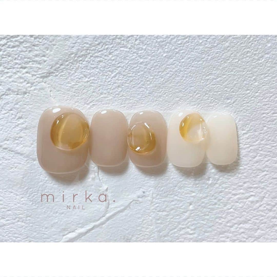 mirka. NAIL(ミルカネイル)のインスタグラム：「⁡ ⁡ ⁡ new !! ⁡ ⁡ ⁡ #mirkanailsample ………………………………………………………… ⁡ ご予約、お問い合わせは LINE ID⇒ @mirka.nail (@含む)まで。 ⁡ ご新規様はハイライトの「ご案内」と「ご予約方法」を必ずお読みいただいてからご予約くださいますようお願いいたします。 空き状況や詳細はLINEの投稿からご確認ください。 ⁡ ⁡ ⁡ ⁡ #mirkanail#nails#nail#nailart#naildesign #ショートネイル#ネイルアート#ネイルデザイン#ネイル#大人ネイル#シンプルネイル#オフィスネイル#ニュアンスネイル#ナチュラルネイル#カジュアルネイル#ショートネイルデザイン#美甲#春ネイル#春ネイル2023 #プライベートサロン#プライベートネイルサロン#東京ネイルサロン#東京ネイル#江東区ネイルサロン#森下#清澄白河 ⁡」