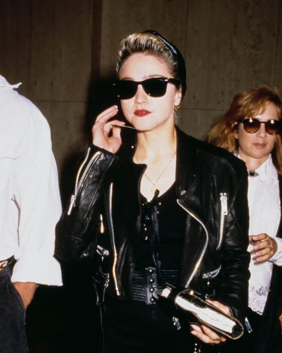 Vogue Italiaさんのインスタグラム写真 - (Vogue ItaliaInstagram)「#KateMoss ne indossava un paio al primo memorial dedicato ad #Alexander McQueen nel 2010. #TomCruise, prima di farli diventare una sorta di strumento per difendersi dai flash durante gli anni della storia d'amore con #NicoleKidman, li indossava in Risky Business del 1983. #Madonna li usava per le gite in bicicletta e le uscite al ristorante. I #Wayfarer erano gli occhiali di #MichaelJackson, i preferiti del Presidente John Fitzgerald Kennedy, di #MuhammadAli, #JanetJackson e #BobDylan, solo per citarne alcuni. Ma sono anche gli occhiali “uniforme” di @Pppiccioli, direttore creativo di @MaisonValentino, che li porta sul finale delle sfilate come sui red carpet. Scopri la storia degli occhiali da sole più venduti della storia, al nostro link in bio.   #VogueInspires   Photo 2: Basic Story - Vogue Italia maggio 1992 by Steven Meisel」5月13日 17時01分 - vogueitalia
