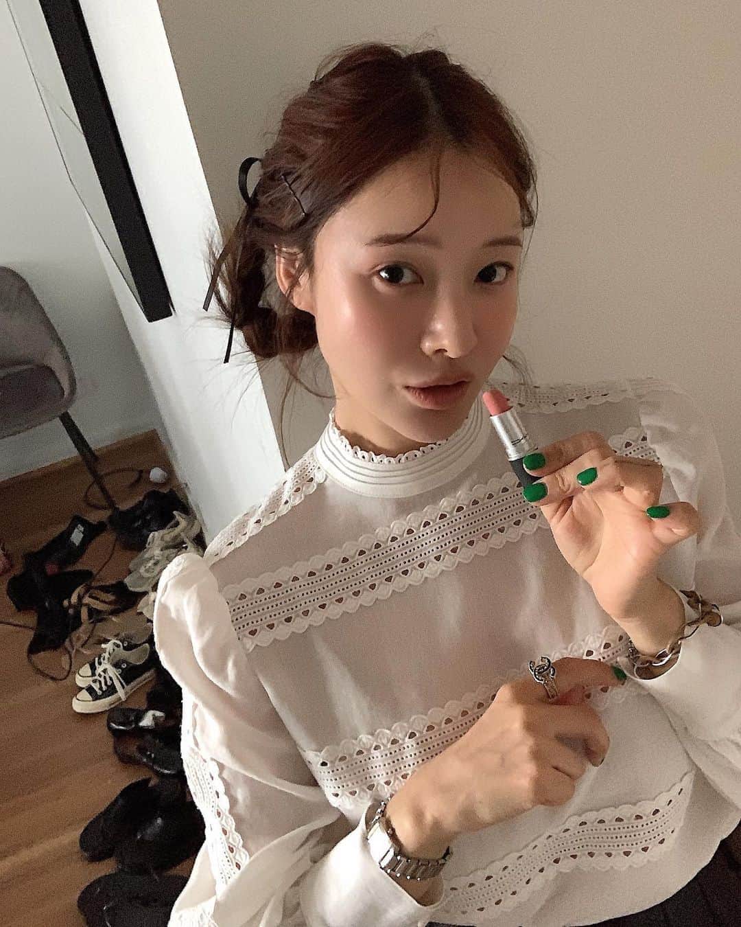 nanaのインスタグラム：「시드니에서의 뿜뿜 화장품임다 차례대로 사진에 정보 올려용👋🏽  피부화장은/ 셀퓨전씨-스킨블레미쉬 밤 인텐시브 비비크림 아르마니-디자이너 리프트 스무딩 퍼밍파운데이션 1번 코페르-카밍오션 선크림 입생로랑-뚜쉬 에끌라 글로우 BR 10번  에뛰드-그림자 쉐딩 1호 재창조 였습니다👌🏼  그리고 가장 최근이 산 립라인 하트퍼센트- 도트 온 무드 립펜슬 01번 02번 이야요💗 눈썹 마스카라는 일본제품인데 정보가 다 벗겨져 모르겠뚜용 글씨가 너무 작아서 증말 돋보기 하나 장만 해야겠군효!! 모두 즐거운 주말 되소서!!!」