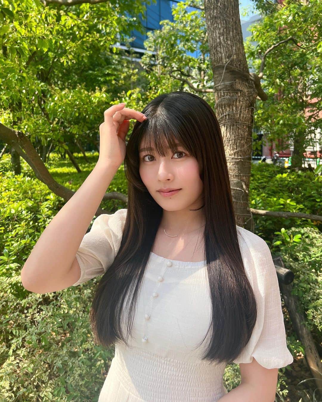 ちとせよしののインスタグラム：「顔周りに軽くレイヤーいれてもらいました✂️ @welly_hayami  後れ毛内側にくるんてさせるのがマイブーム(*'ω'*)♡  あとこのワンピ着心地良すぎて着まくってます、、、素材も形も良すぎる、、、🥹🫶🏻  #ロングヘア #レイヤーカット #ロングワンピース #rosebleue」