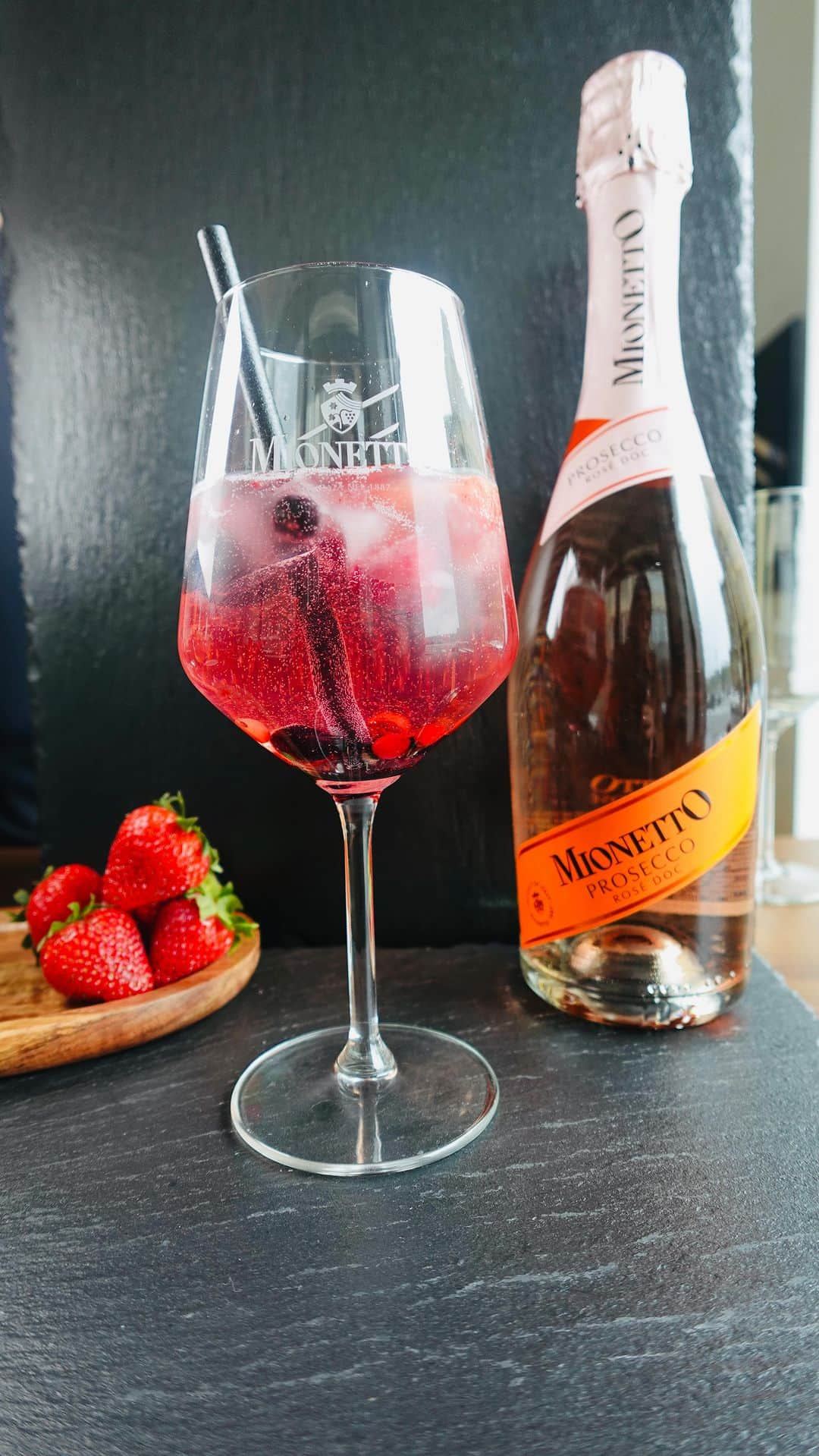 Mionetto Prosecco ČRのインスタグラム：「Na Světový den koktejlů pro vás máme jedinečnou inspiraci.🍹Míchané drinky s Mionettem a malou pozvánku na koktejlový seriál, ve kterém vám postupně všechny naše drinky představíme.🥂  #mionetto #proseccolover #prosecco #proseccotime #iloveprosecco #coctails #drink」