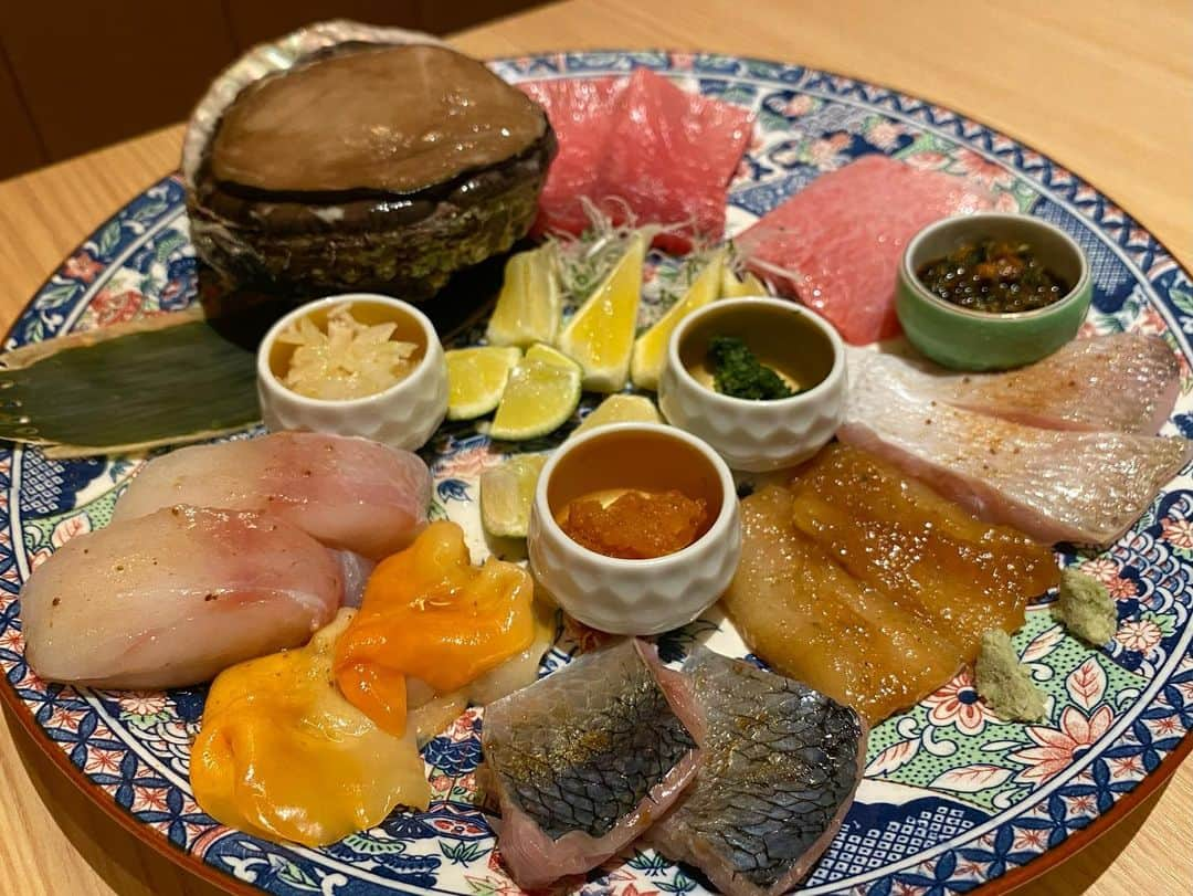 YU-RIのインスタグラム：「肉を焼かない焼肉…🥩.ᐟ.ᐟ  📍焼きうおいし川 六本木凛華楼 / 六本木  最近名古屋でも見かけて、気になってた焼きうお🐟♡  22,000円の鮑踊り焼きコースを頼んだよ🥰  この日の鮑は400gだったらしいꙬ❗️  前菜とかは写真撮れたんだけど、 本命の焼きうおは美味しすぎてそっこー食べたから写真ないw  全部美味しかったけど、鮪と、赤貝が本当に本当に美味しかった〜✨(∩´∀`∩)  最後の冷麺は、蛤の出汁がきいててさっぱり♡⃛  全部美味しかったな〜🥹♡ 魚だから舐めてたけどボリュームもすごい！笑  そして、こちらのお店がはいってるGems六本木ビル、入り口がなんか某会員制BARみたいでテンション上がったよ♡⃛笑  また来月のご褒美ごはんも楽しみっ(˶ᐢωᐢ˶) どこ行こう〜🎶  #焼きうおいし川#焼きうおいし川凛華楼#六本木#roppongi#月1のご褒美#華金#ご褒美ごはん#東京グルメ#港区グルメ#港区#ごはん記録#ヘルシー#ヘルシーごはん#赤酢#赤酢ごはん」