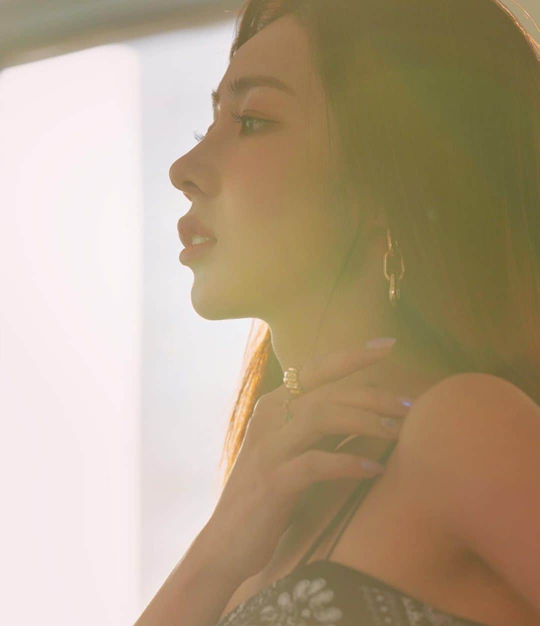 ヘミのインスタグラム：「D -1 'for you' . . 내일 저녁 8시에 인스타 라이브 켜볼게요!!!💜  I'm gonna do Instagram live at 8pm tomorrow」