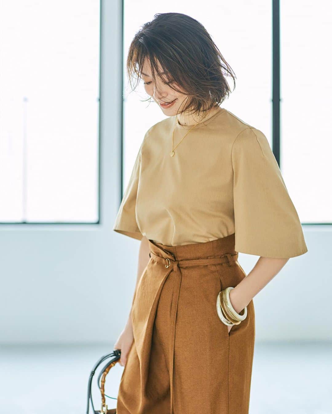 のインスタグラム：「エディター 三尋木奈保× ROPÉ 今から盛夏まで、無限に着回せる！ 「きれいめ派の万能ワードローブ」 ⁡ 毎回大好評のエディター三尋木奈保さんとのコラボアイテム。今回は、より長い期間たくさん活用してもらえるよう、組み合わせ自在なワードローブ構成でお届け。三尋木さんならではの品よくきれいめなデザインに加え、涼しさや着回し力にもこだわったスペシャルなラインナップです。 ⁡ ⁡ ⁡ ▶ITEM  ⁡ #GGM23510 大人のきれいめTシャツ ¥14,300 (税込) ⁡ J'aDoRe JUN ONLINEでご購入いただけます。 ⁡ ⁡ ⁡ @rope_jp @jadorejunonline #三尋木奈保 氏 #三尋木さんコラボ #セットアップ #ボリューム袖 #Tシャツ #バレルパンツ #通勤コーデ #オフィスカジュアル #大人カジュアル #休日コーデ #夏コーデ #夏カラー #着回し #ロペ #ROPÉ #ropejp」