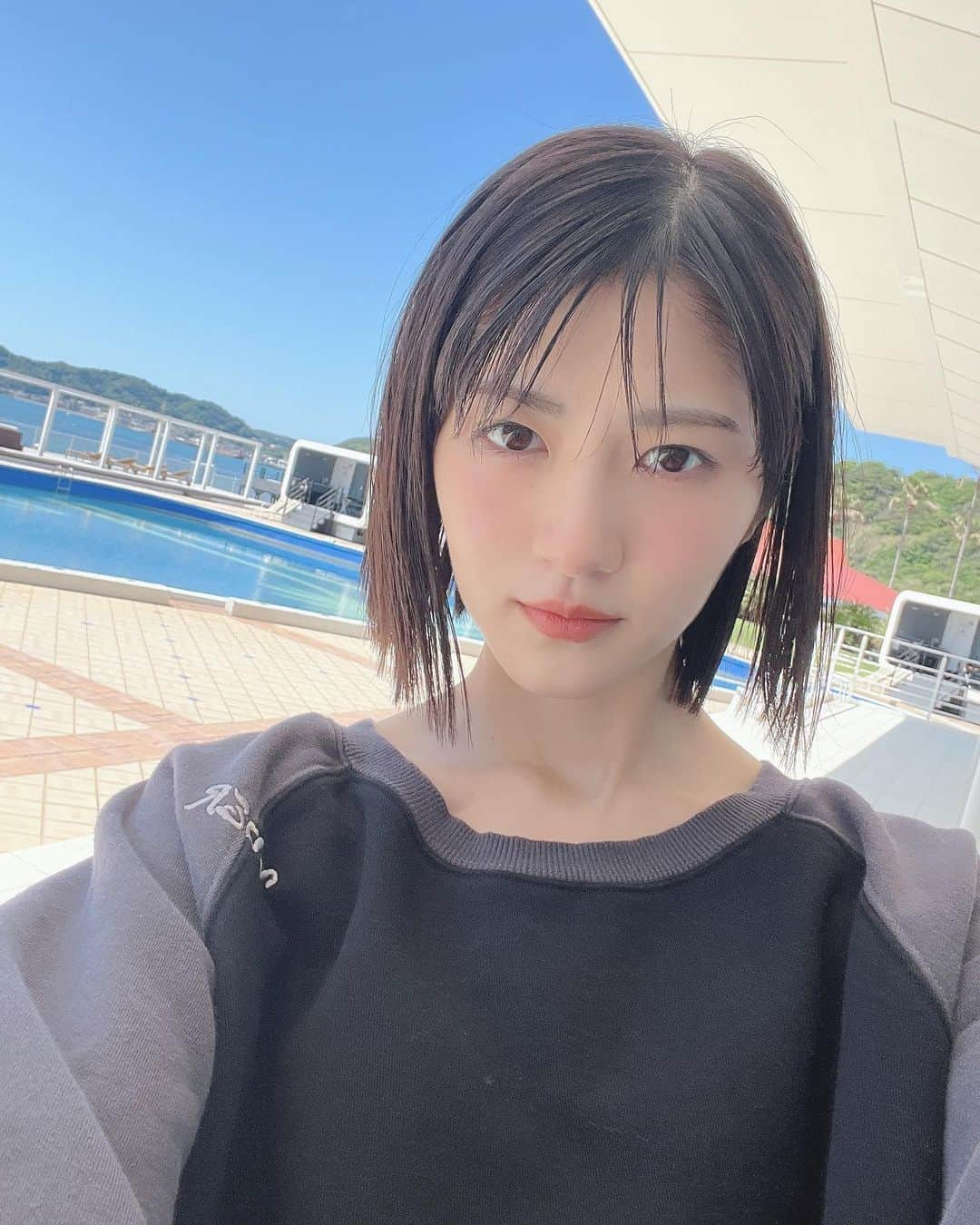 若月佑美さんのインスタグラム写真 - (若月佑美Instagram)「. ポイっと投稿。 少し前のリールの静止画も実は あったから載せてみる。 . ストーリーのコメントで もっと自撮り投稿してくださいって 言ってくれた方がいっぱいで 恥ずかし嬉しい気持ちだったんだけど 未だに自撮りが難しくて(主に目線と表情) 告知用とかリクエスト以外 なかなかしないので 現状こちらをお納めください。笑 . かなり昔だけど 前は自撮りって携帯で打っても 地鶏しか出てこなかったのに 今は普通に変換してくれるのが 本当に凄いよなぁ。助かる。 . #もはや  #今はもう  #自撮り って言わない？ #セルフィ なのかな？ #若月佑美」5月13日 17時11分 - yumi_wakatsuki_official