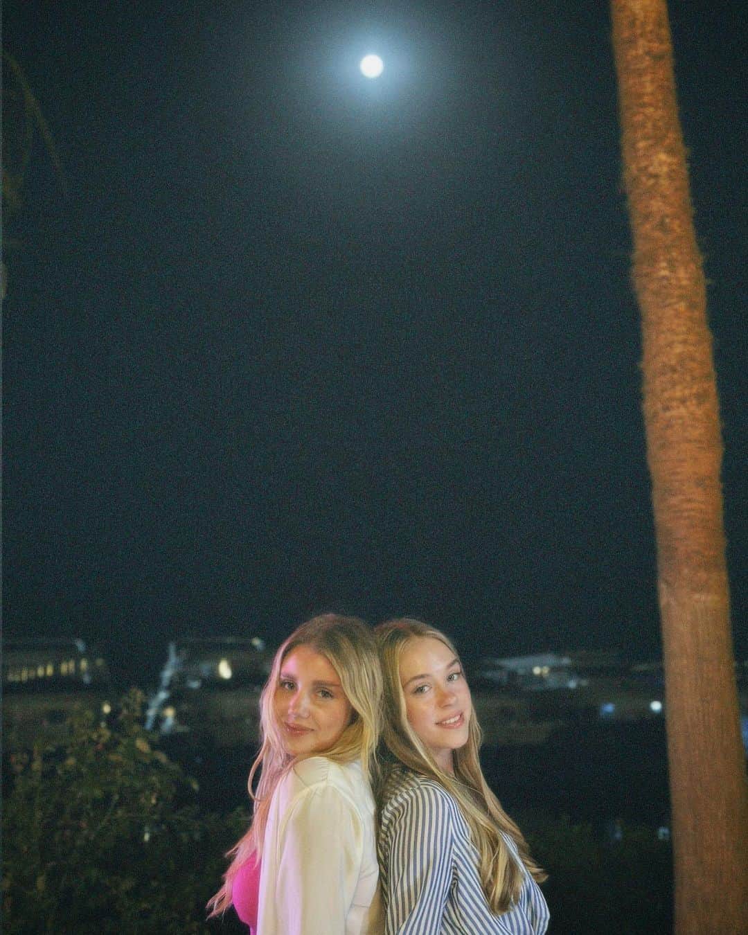 アリサ・フェディチキナのインスタグラム：「Emptying our memory here🎞️🤧🏝️🥹🤎」