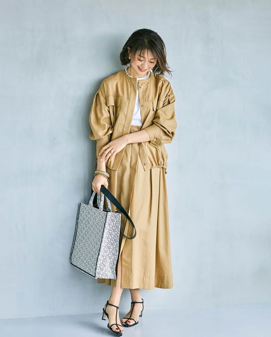 のインスタグラム：「エディター 三尋木奈保× ROPÉ 今から盛夏まで、無限に着回せる！ 「きれいめ派の万能ワードローブ」 ⁡ 毎回大好評のエディター三尋木奈保さんとのコラボアイテム。今回は、より長い期間たくさん活用してもらえるよう、組み合わせ自在なワードローブ構成でお届け。三尋木さんならではの品よくきれいめなデザインに加え、涼しさや着回し力にもこだわったスペシャルなラインナップです。 ⁡ ⁡ ⁡ ▶ITEM  ⁡ #GGH23300 きちんと涼感シャツブルゾン ¥28,600 (税込) ⁡ #GGC23270 きちんと涼感タックフレアスカート ¥27,500 (税込) ⁡ #GGM23510 大人のきれいめTシャツ ¥14,300 (税込) ⁡ J'aDoRe JUN ONLINEでご購入いただけます。 ⁡ ⁡ ⁡ @rope_jp @jadorejunonline #三尋木奈保 氏 #三尋木さんコラボ #セットアップ #ボリューム袖 #Tシャツ #バレルパンツ #通勤コーデ #オフィスカジュアル #大人カジュアル #休日コーデ #夏コーデ #夏カラー #着回し #ロペ #ROPÉ #ropejp」