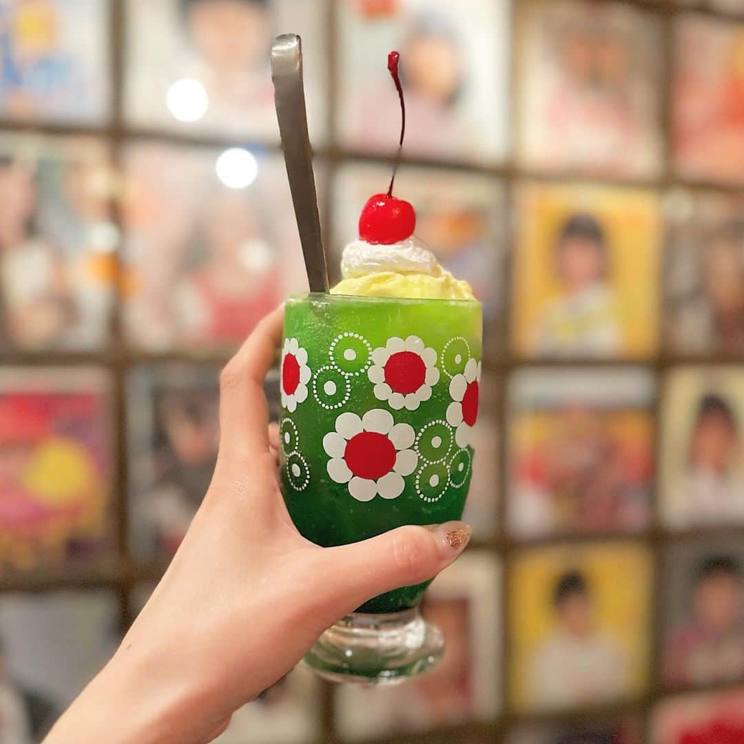 八木沙季のインスタグラム：「🤍🤍  大人のクリームソーダ🫢 ちゃんとお酒の味した！！  #代々木ミルクホール  #大人のクリームソーダ  #代々木グルメ  #代々木居酒屋」