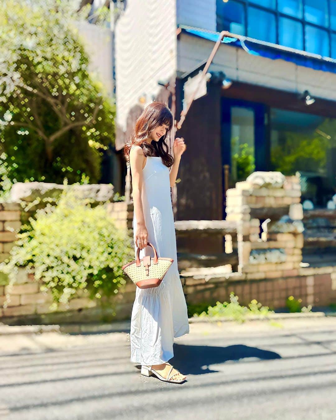 加藤瑠美のインスタグラム：「お天気が良かった日☀️ スペインから届いた可愛いbagを持ちました🧺🤎 スペインの職人さんが1つ1つ手作りしているんだって✨ 本革×ラタンかわいい🫢  ワンピースは女神 @maruyumi さんがプロデュースしているMU by Bonn Sylphのもの🤍 自由に結べる華奢な肩紐が女性らしくてさすが悠美さん🥺 夏の旅行に着て行きたい🌻  dress @sylph_official #mubybonnsylph  bag @paris64world #paris64 sandals @jillstuart.jp #jillstuart  #coordinate#ootd#Japanese#rubi_fashion#東京ママ#年子ママ」